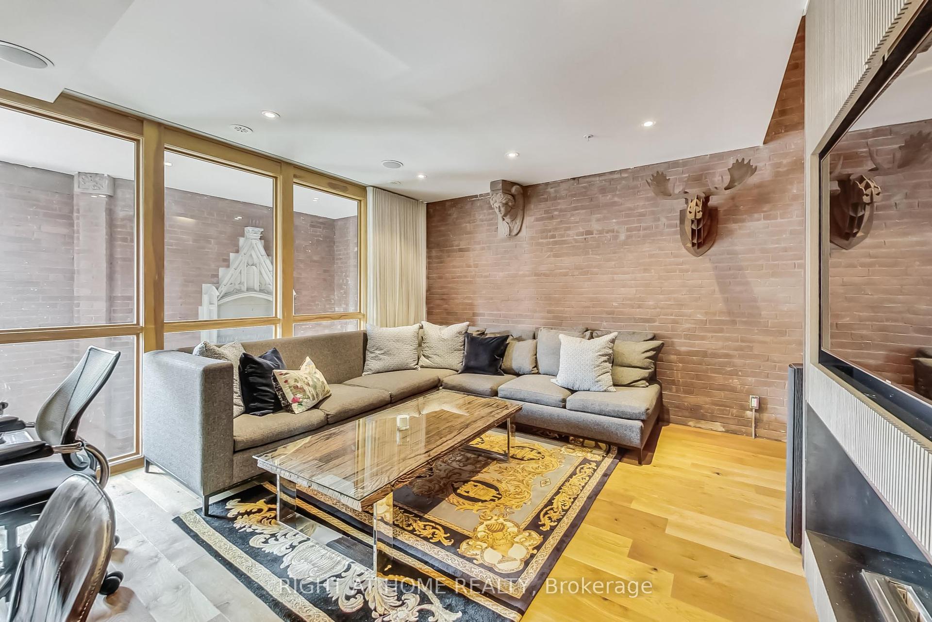 3 Bedrooms Condo at 40 Westmoreland, Toronto For sale