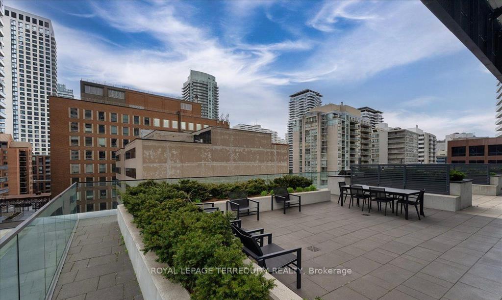 1 Bedroom Condo at 8 Eglinton,  Toronto For sale