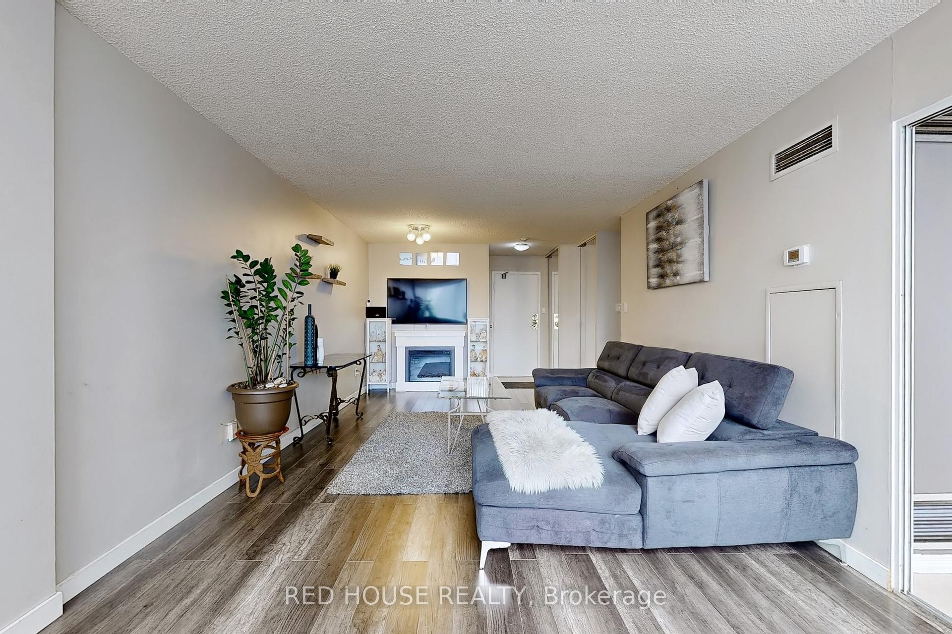 2 Bedrooms Condo at 10 Markbrook,  Toronto For sale