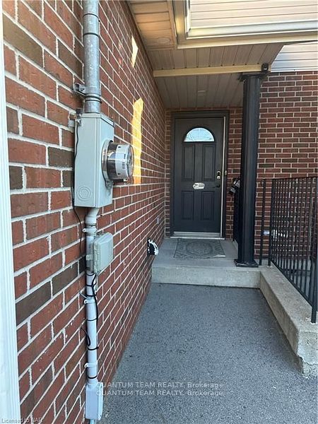 #Upper Level - 4 C Dixie Road, St. Catharines, ON L2N 2A8