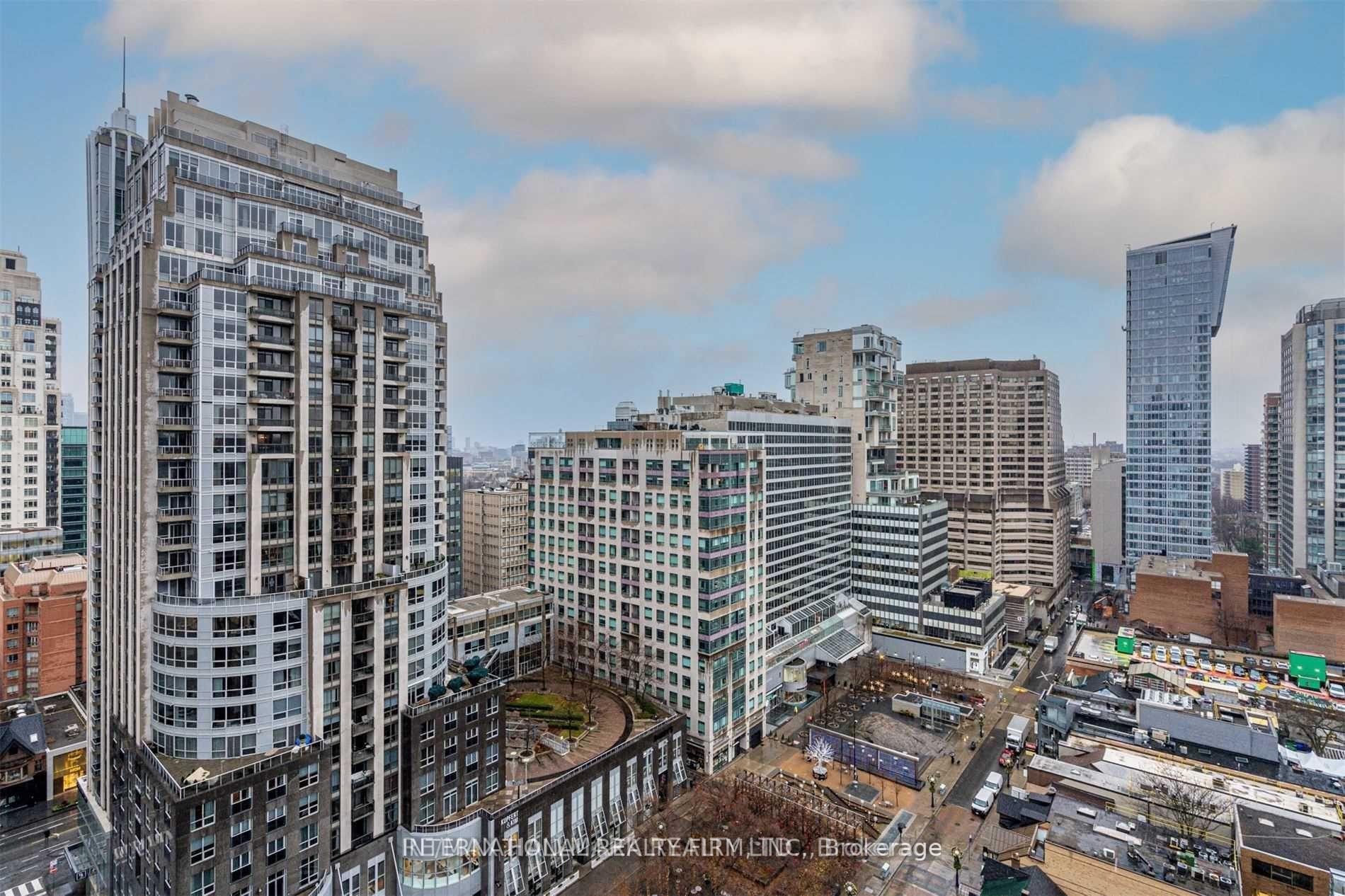 1 Bedroom Condo at 88 Cumberland,  Toronto For sale