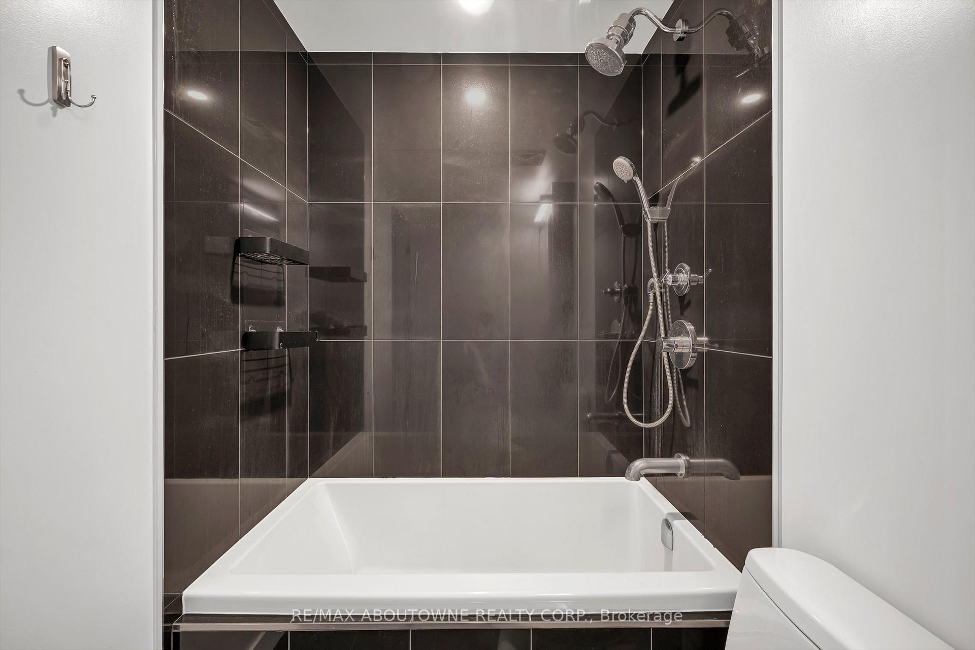 2 Bedrooms Condo at 115 Blue Jays, Toronto For sale