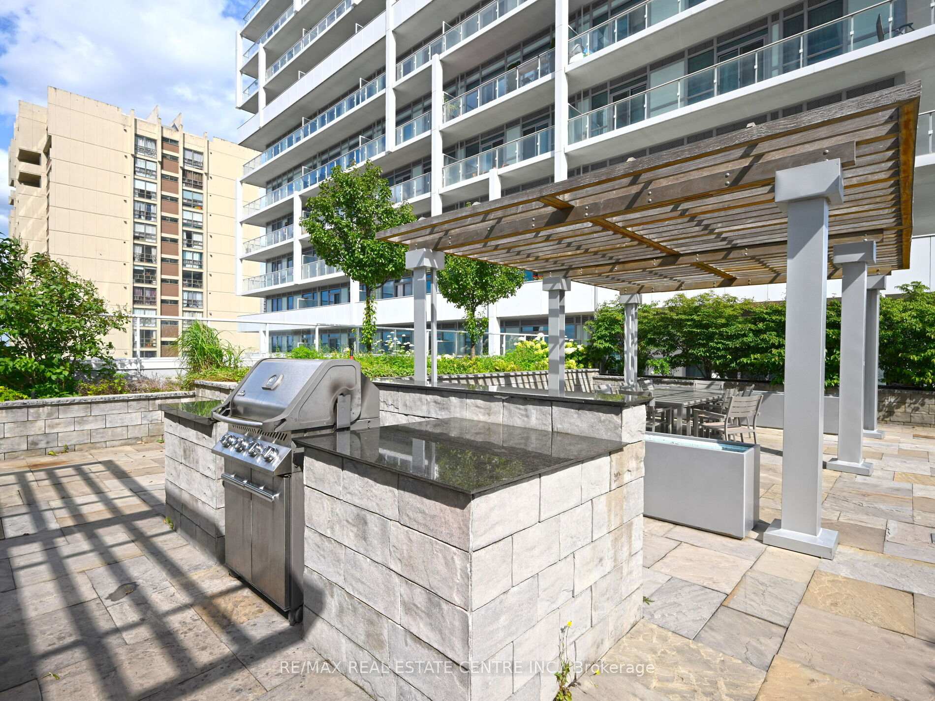 2 Bedrooms Condo at 65 Speers, Oakville For sale