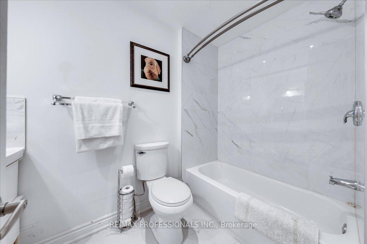 3 Bedrooms Condo at 600 Silver Creek,  Mississauga For sale