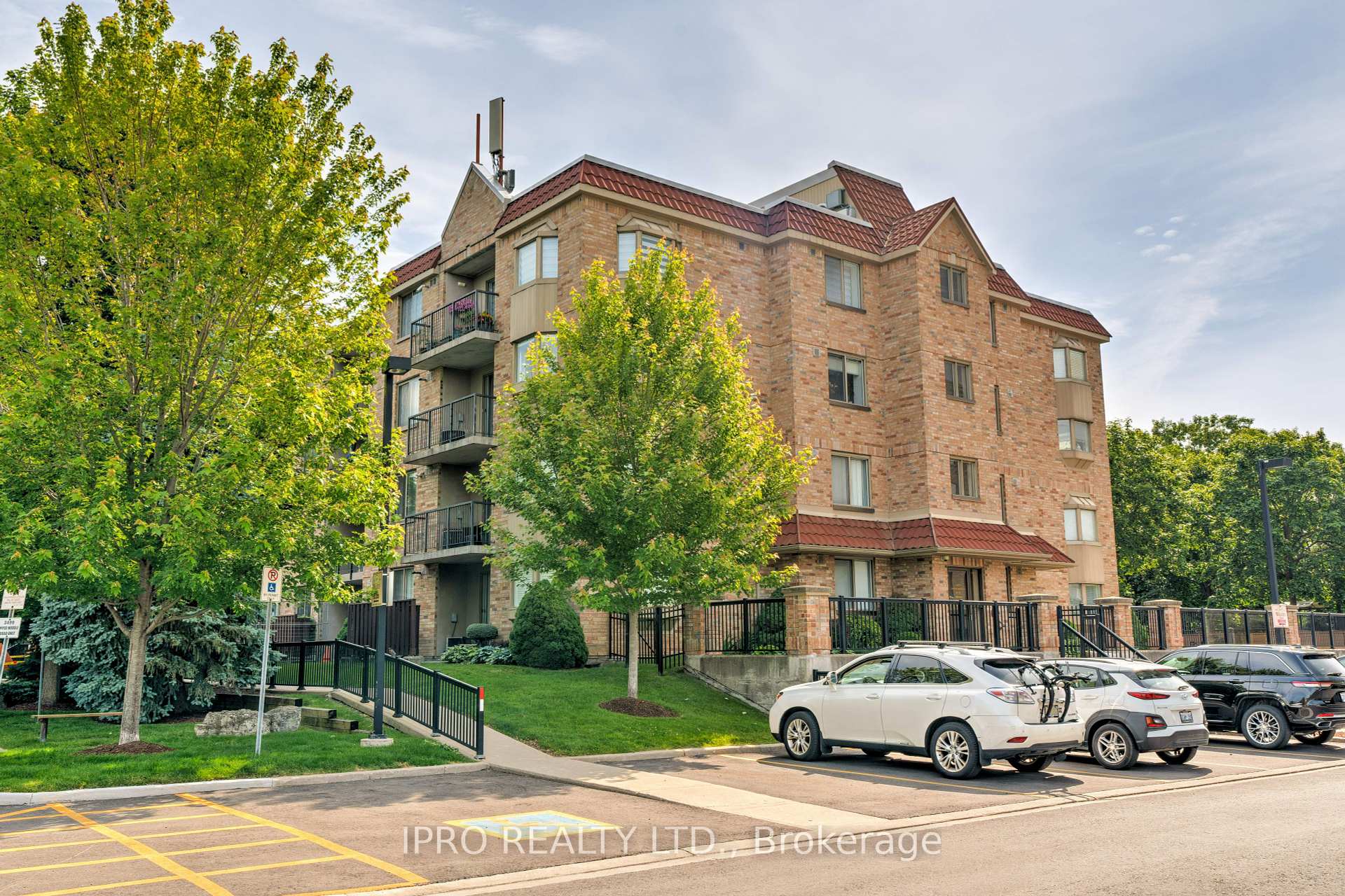 2 Bedrooms Condo at 3499 Upper Middle, Burlington For sale