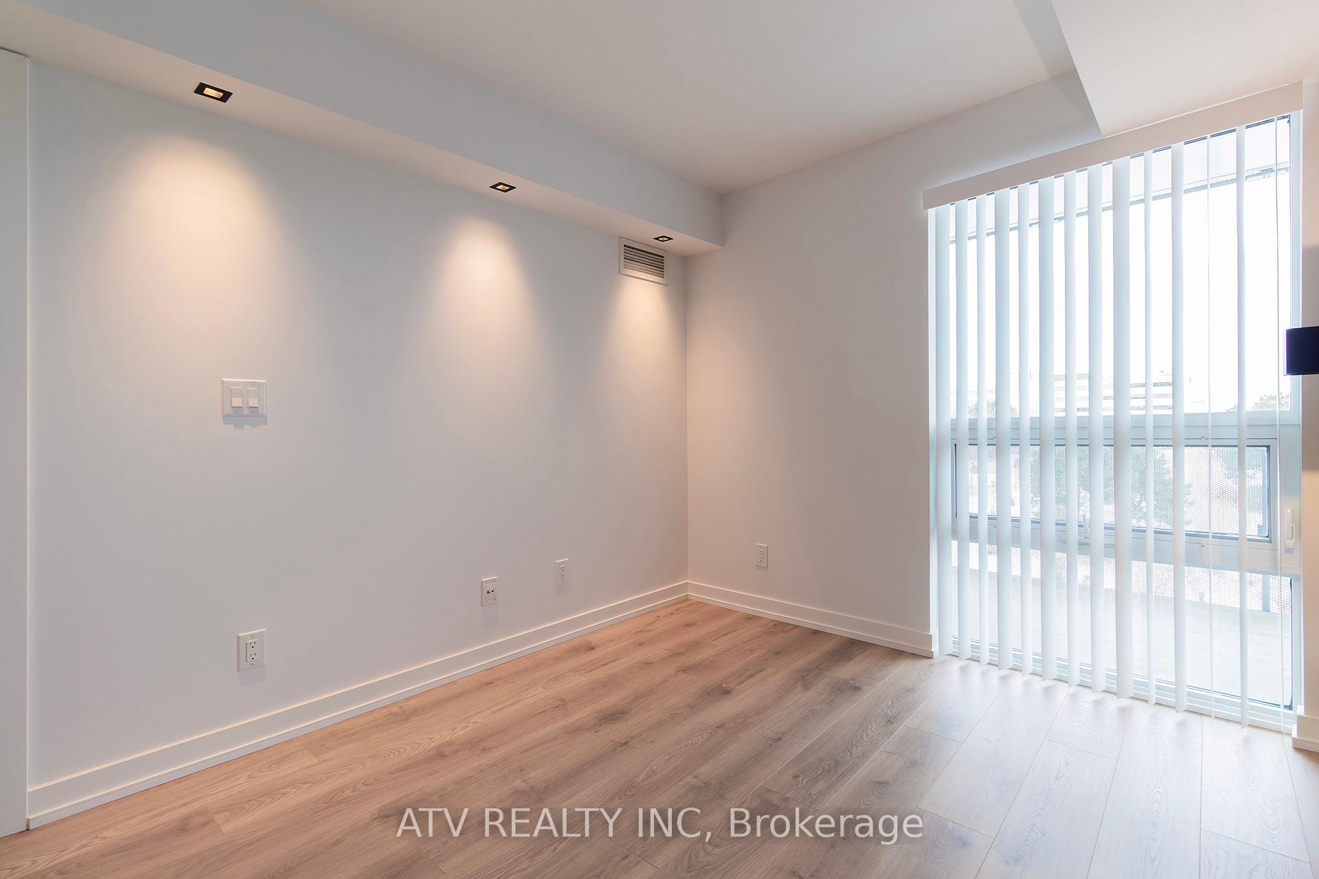 2 Bedrooms Condo at 160 Flemington, Toronto For sale