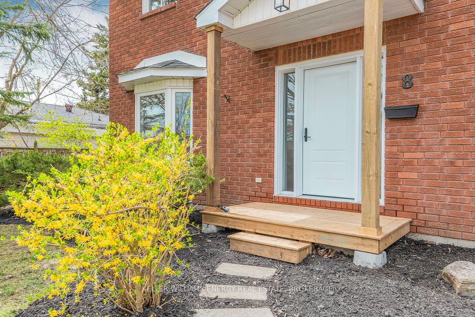 8 Heath Street, Barrie, ON L4M 3J9