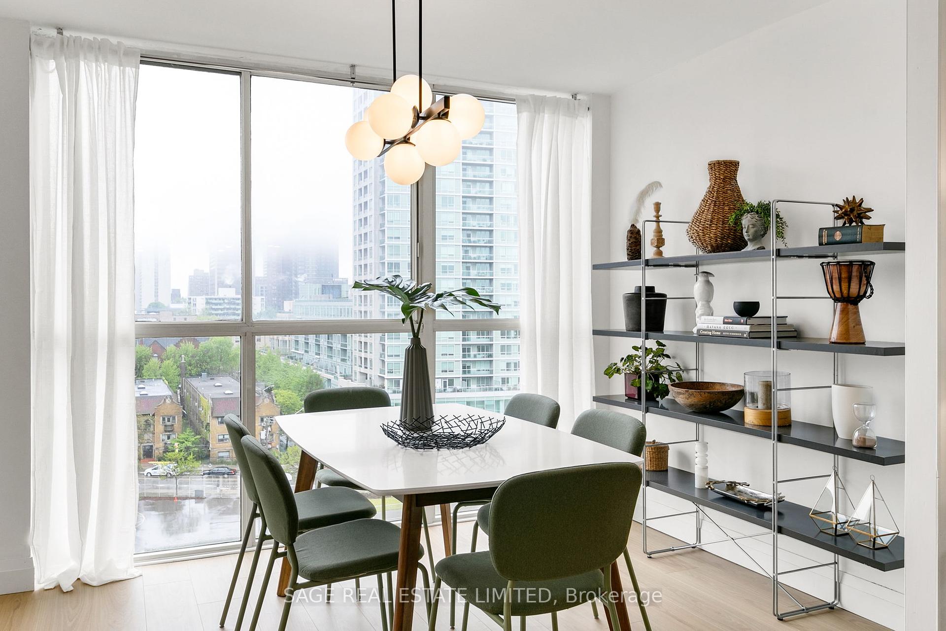 2 Bedrooms Condo at 15 Maitland, Toronto For sale