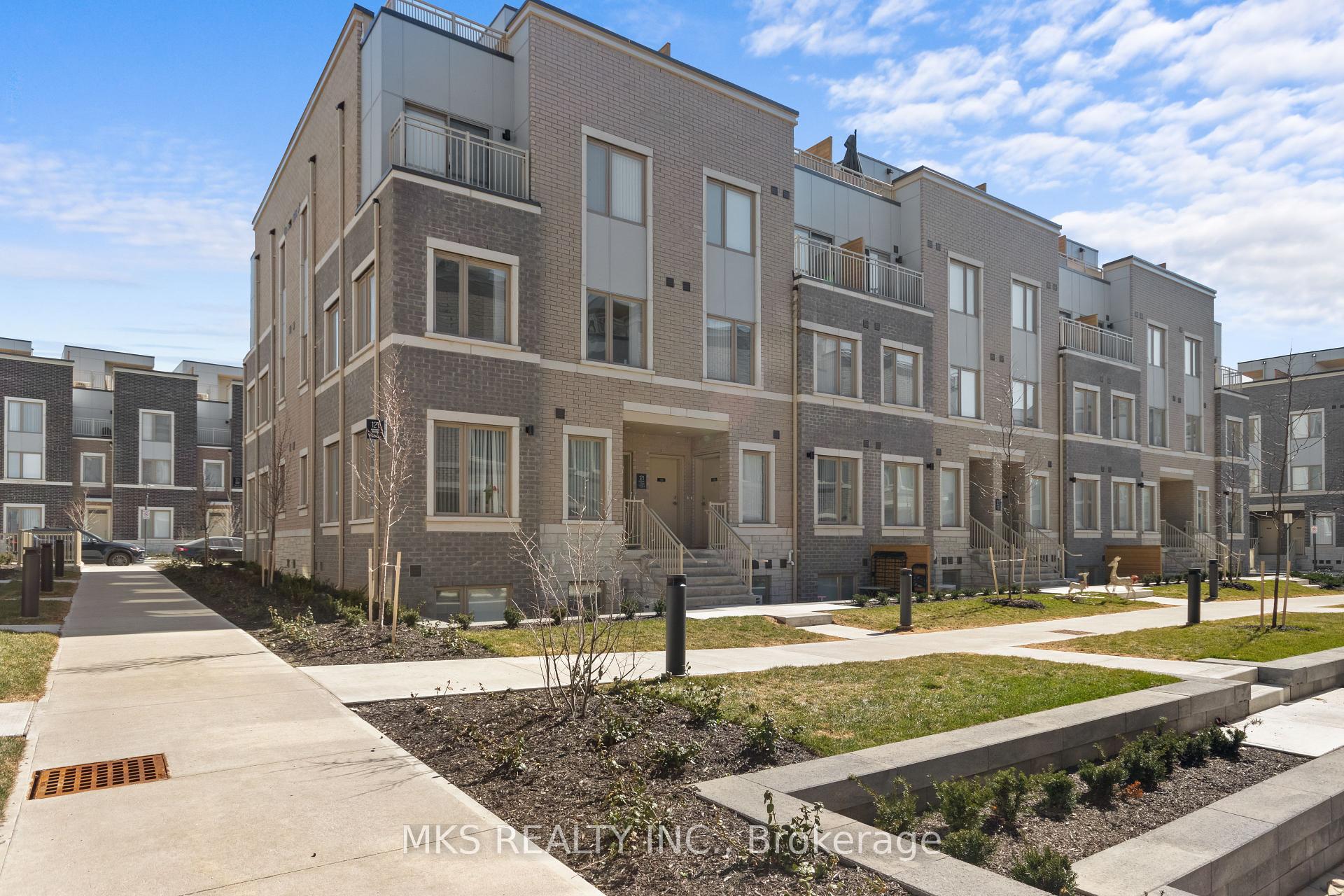 3 Bedrooms Condo at 121 Honeycrisp,  Vaughan For sale