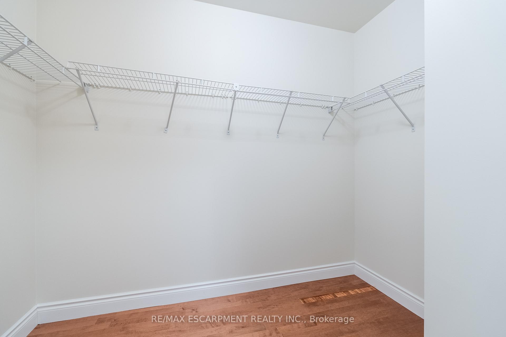 2 Bedrooms Condo at 399 Elizabeth, Burlington For sale
