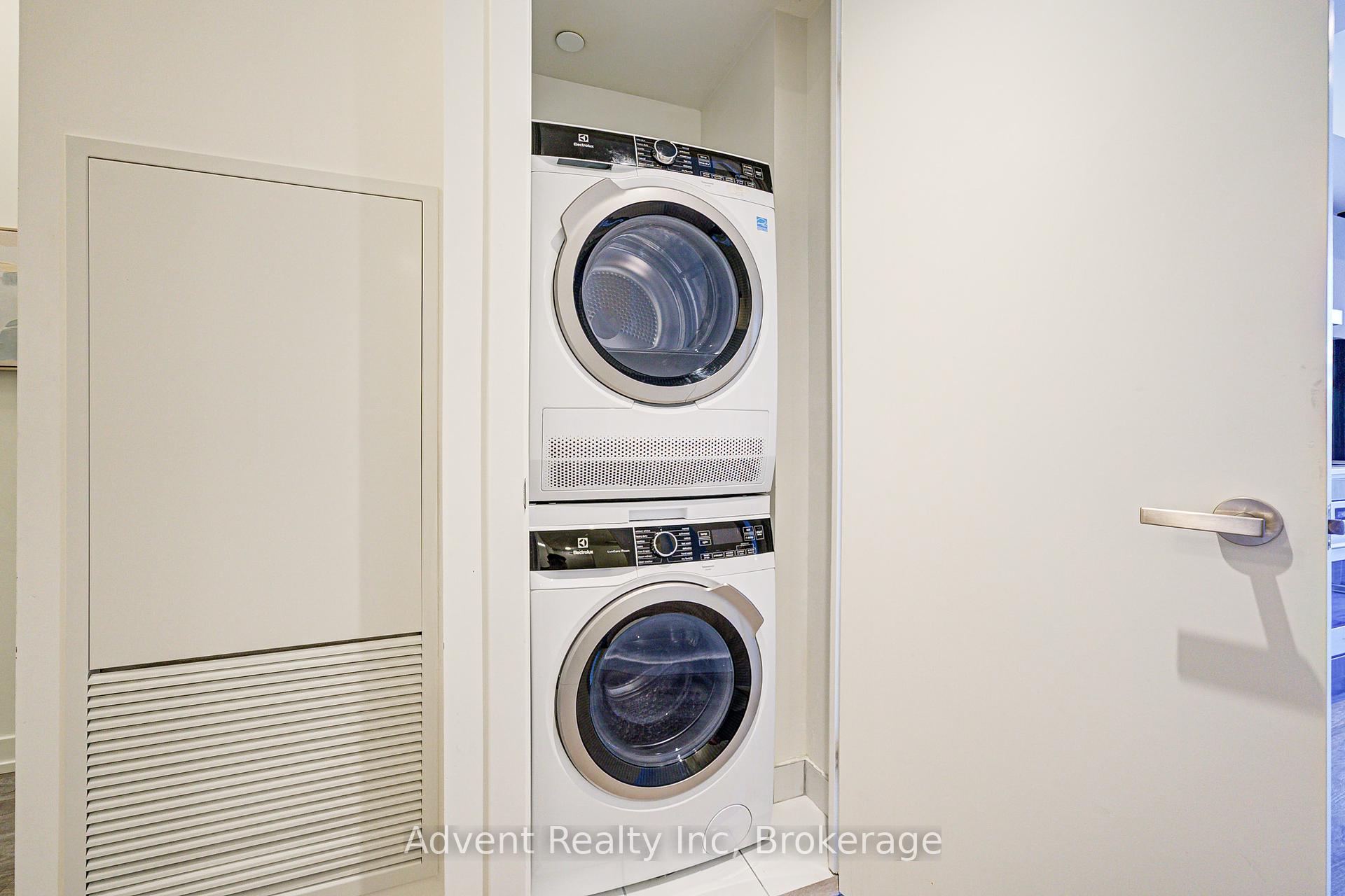 2 Bedrooms Condo at 55 Cooper,  Toronto For sale