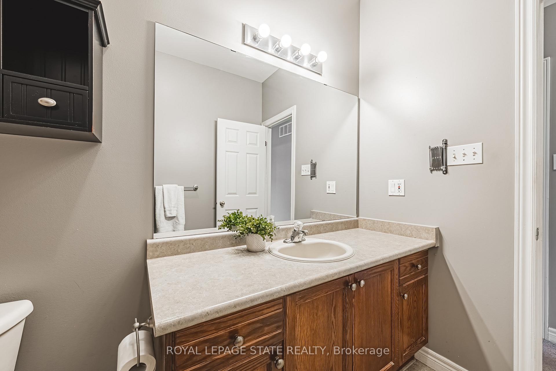 2 Bedrooms Condo at 130 Southbrook, Hamilton For sale