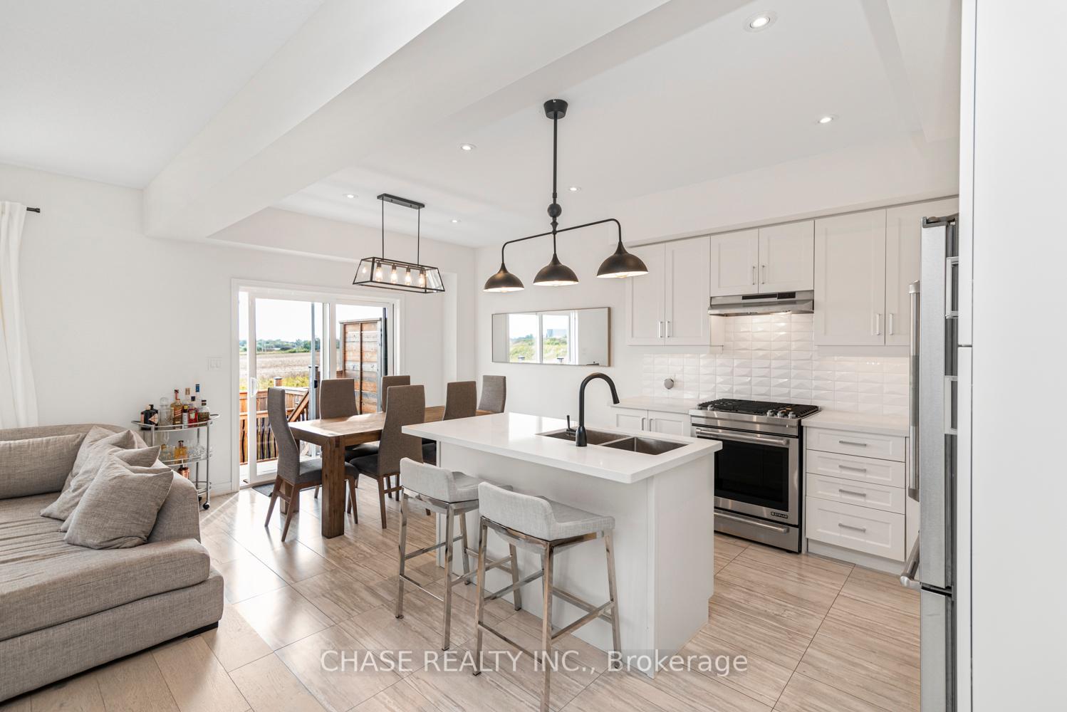 8 Bedrooms Condo at 120 Vineberg,  Hamilton For sale