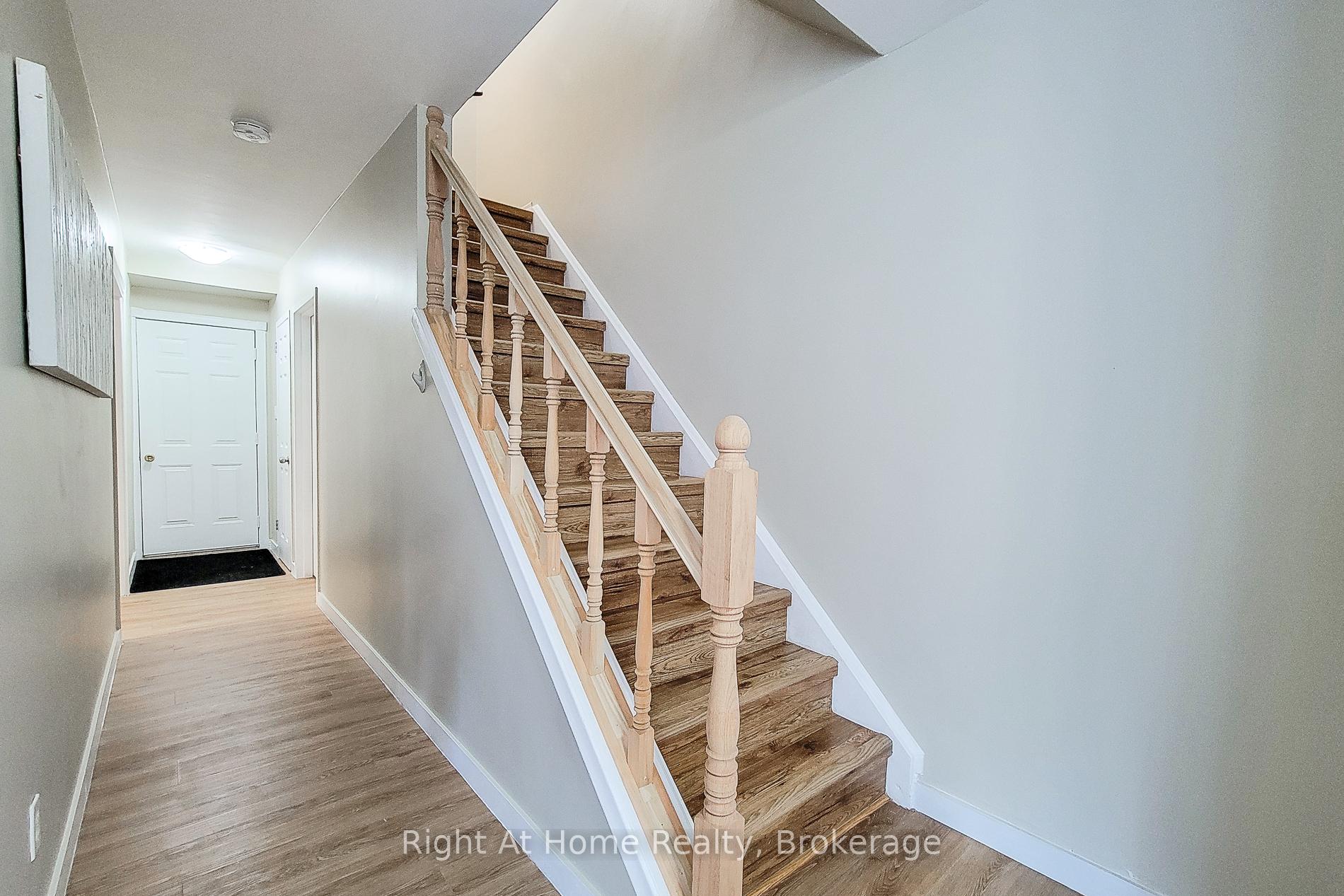 3 Bedrooms Condo at 8 Glenburn, Hamilton For sale