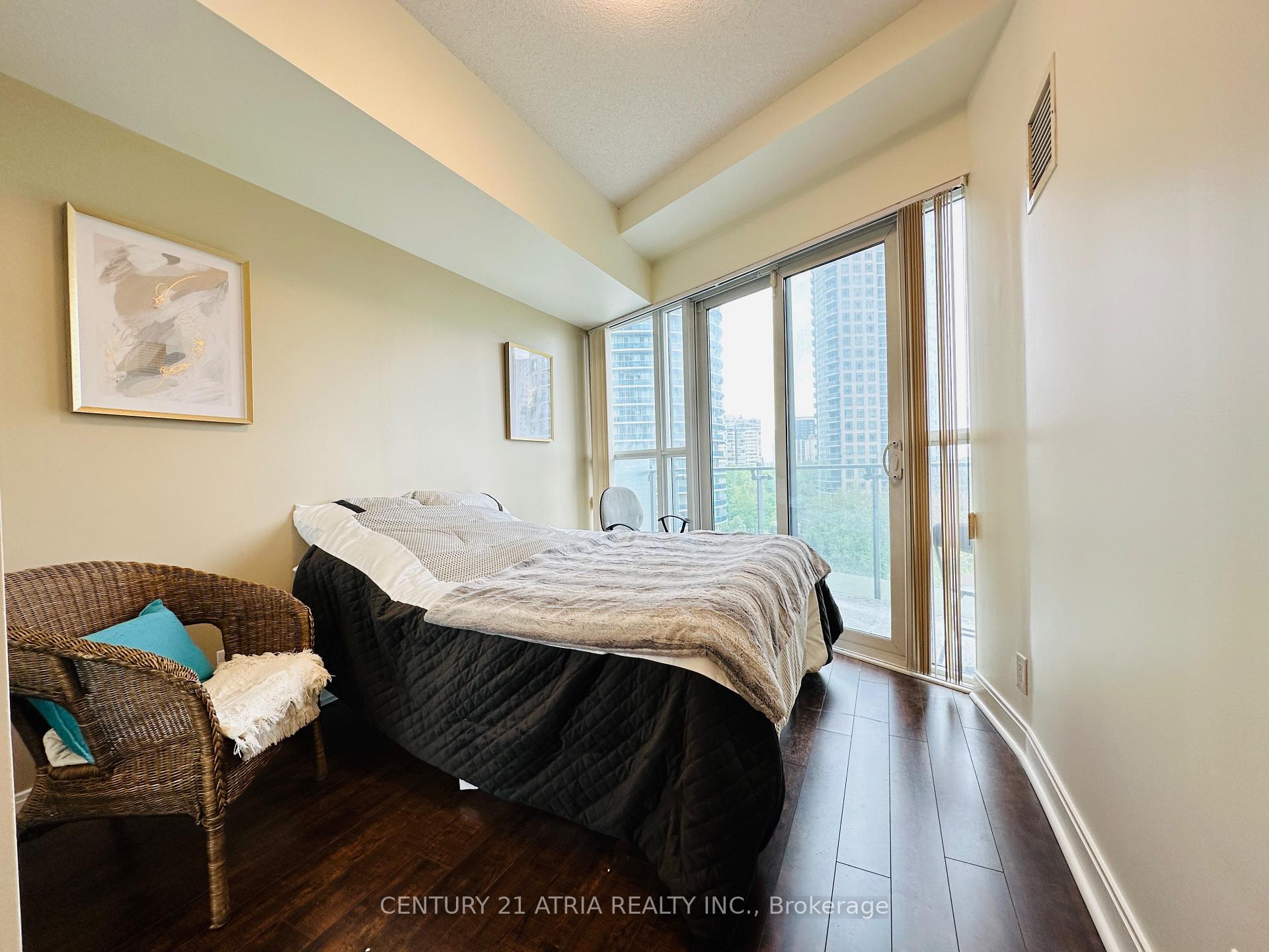 2 Bedrooms Condo at 50 Absolute, Mississauga For sale