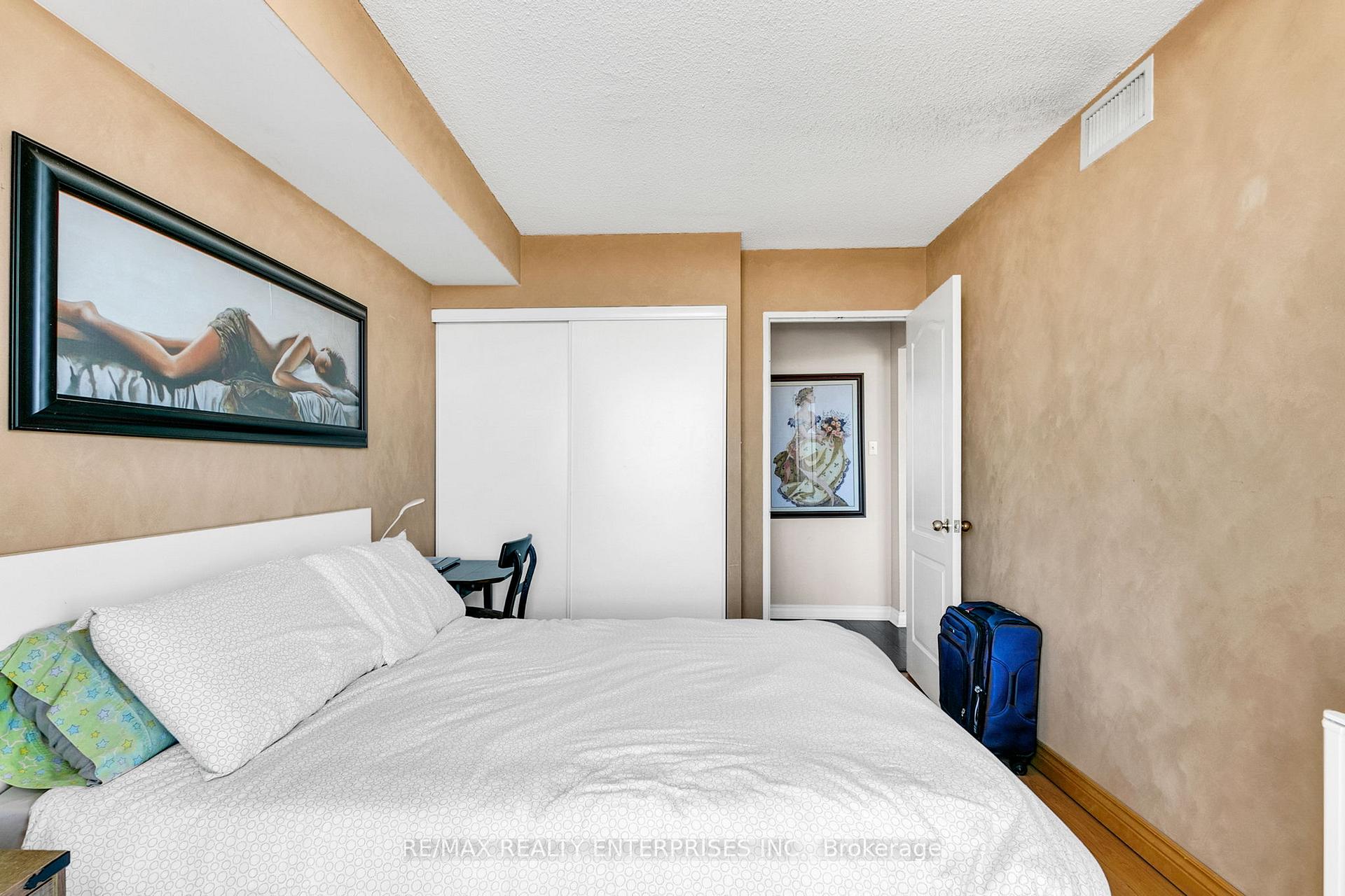 3 Bedrooms Condo at 1 Greystone Walk,  Toronto For sale