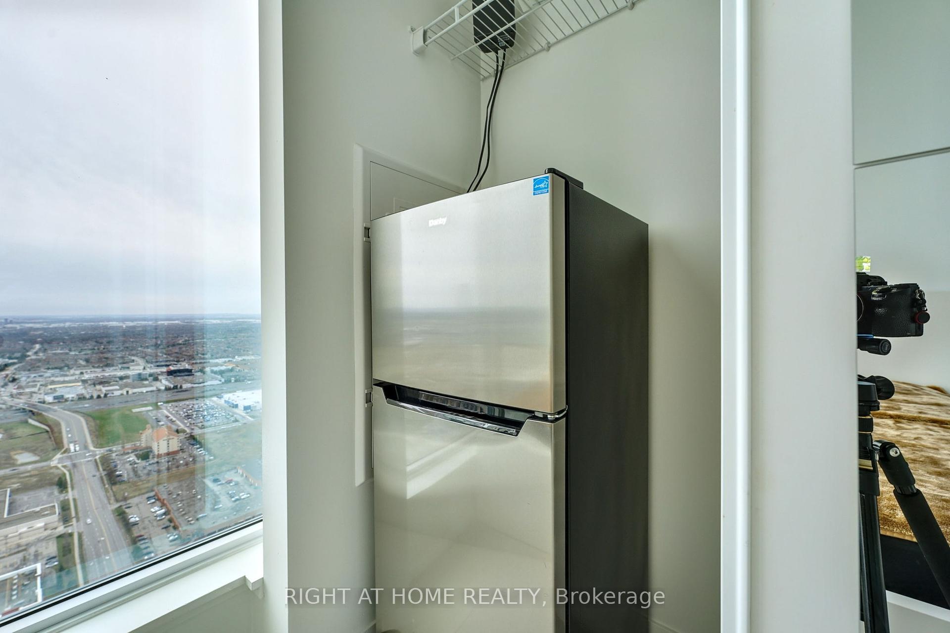 2 Bedrooms Condo at 898 Portage, Vaughan For sale