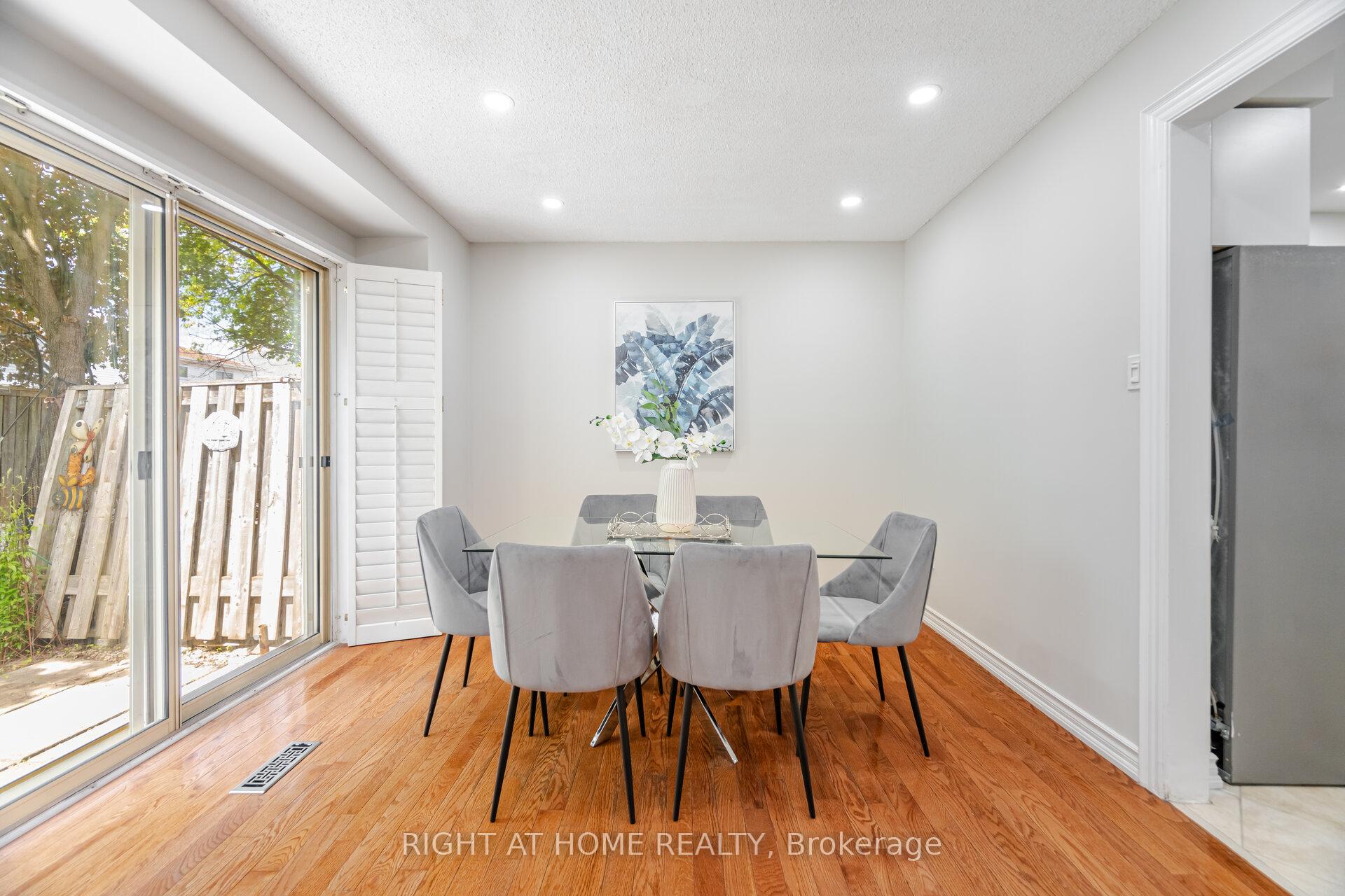 3 Bedrooms Condo at 3600 Colonial, Mississauga For sale
