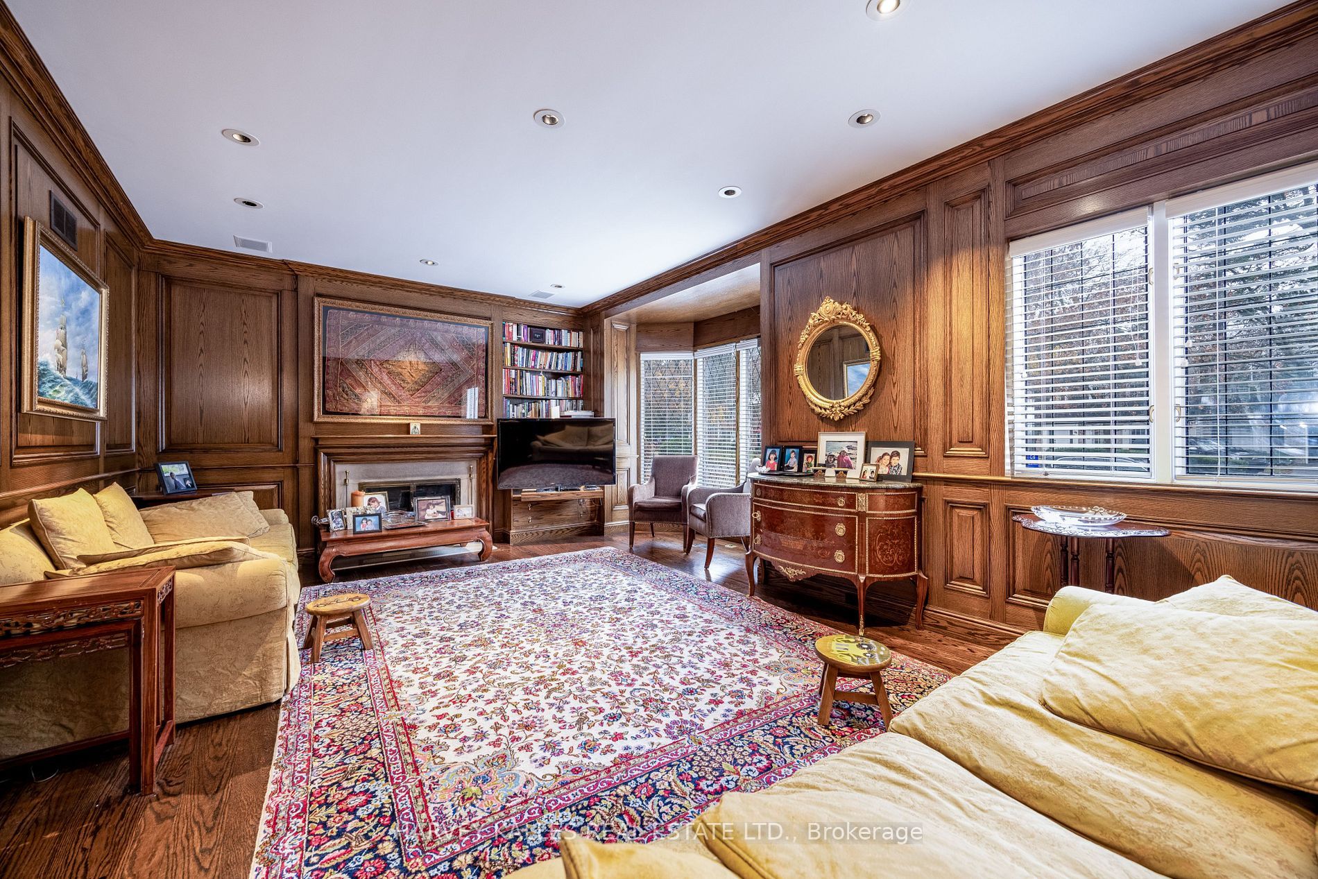 6 Versailles Court