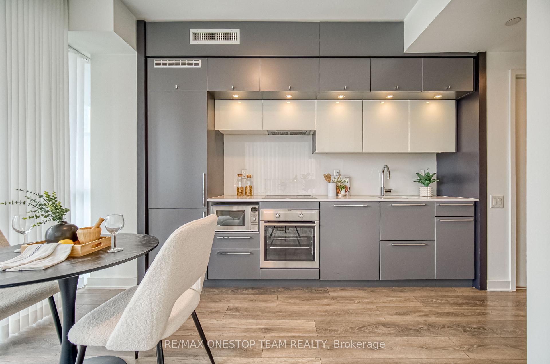 1 Bedroom Condo at 15 Grenville, Toronto For sale