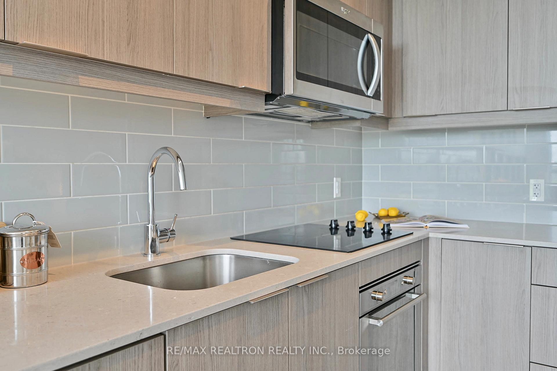 2 Bedrooms Condo at 36 Forest Manor, Toronto For sale