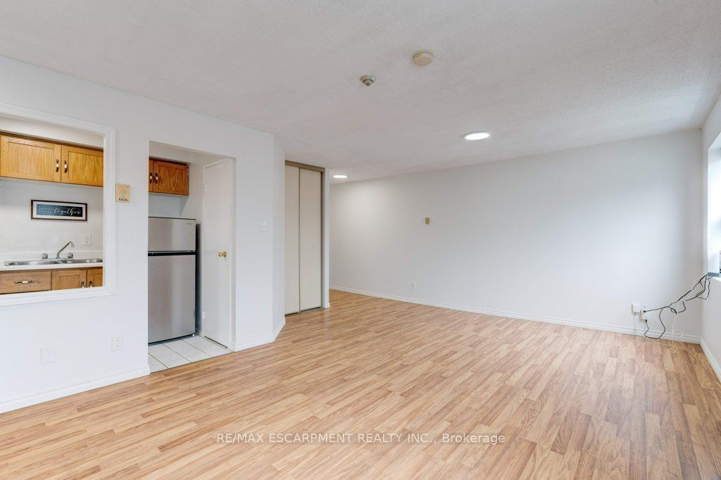 175 Hunter Street E, #207