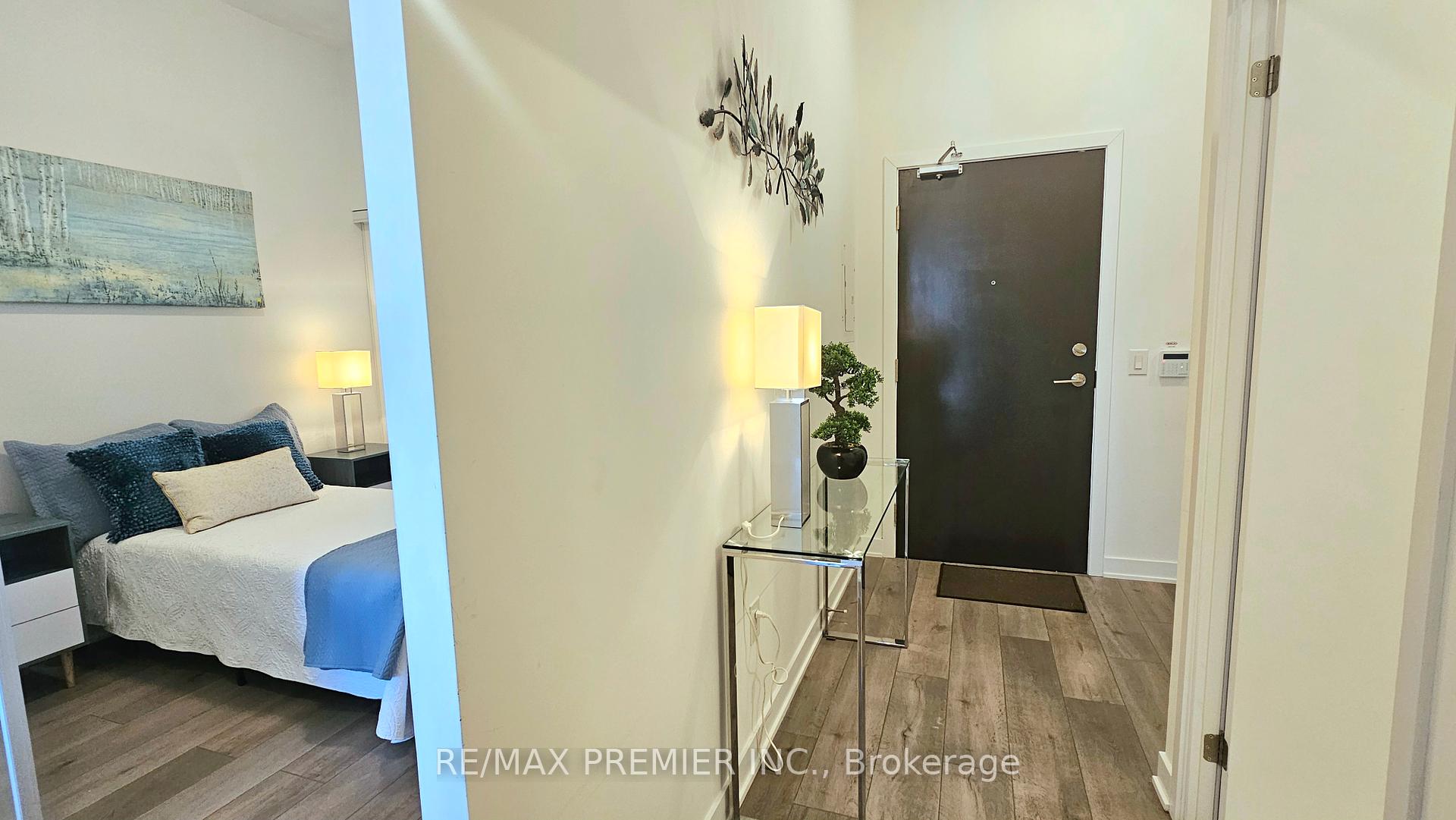2 Bedrooms Condo at 10 Honeycrisp, Vaughan For sale