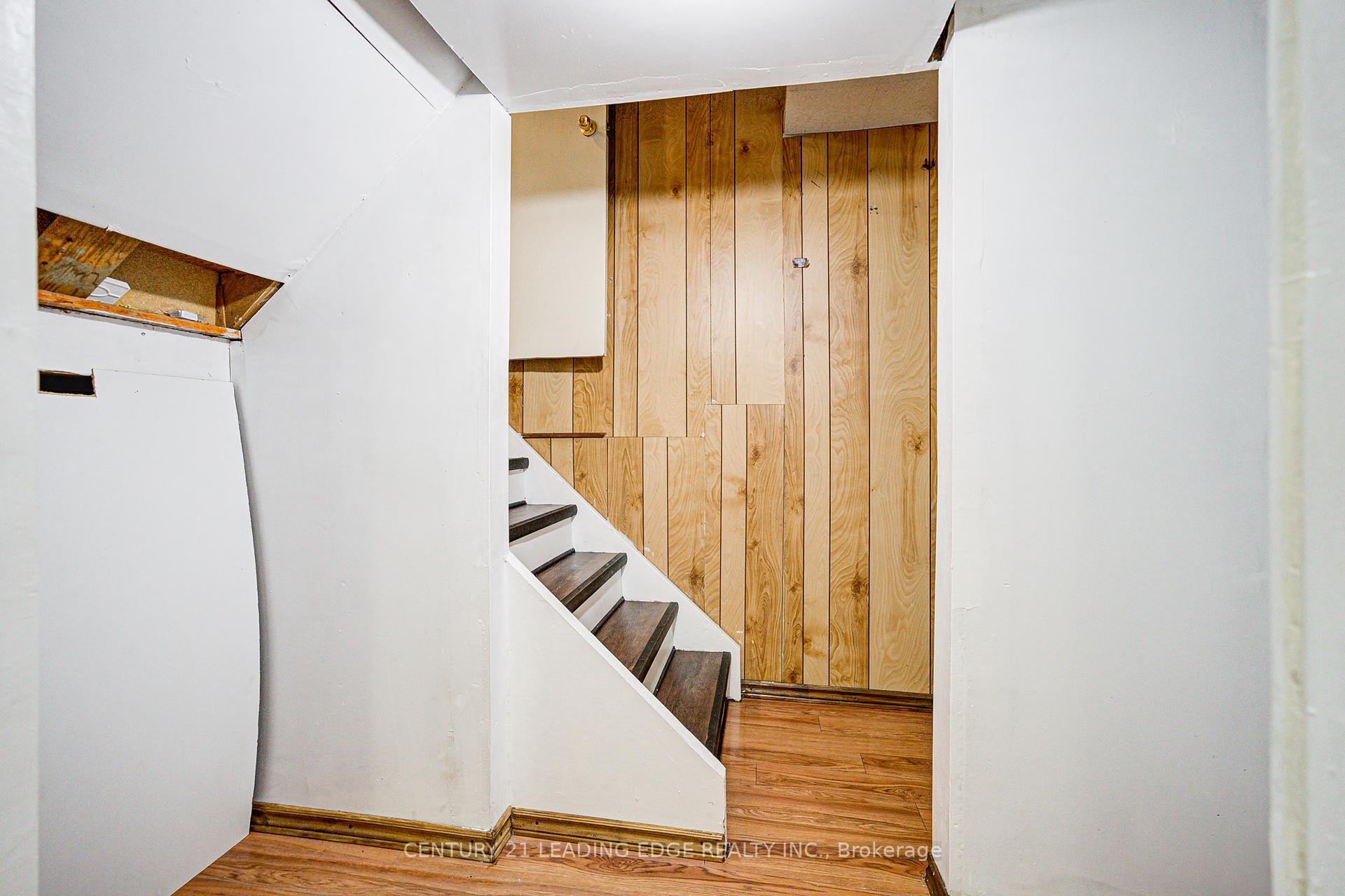 5 Bedrooms Condo at 25 Collinsgrove, Toronto For sale