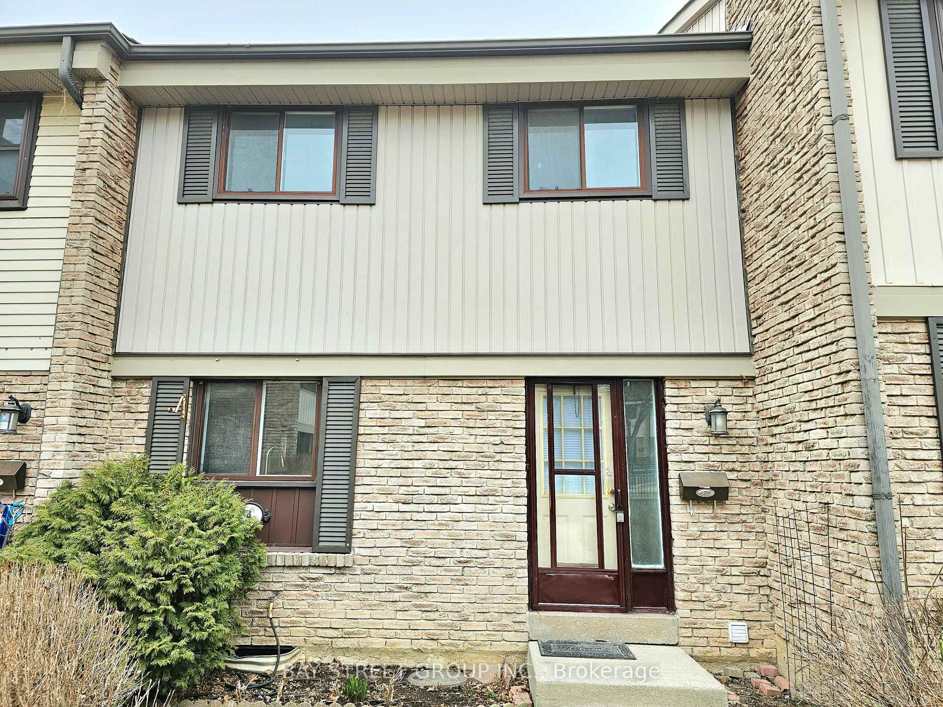 3 Bedrooms Condo at 2779 Gananoque, Mississauga For sale