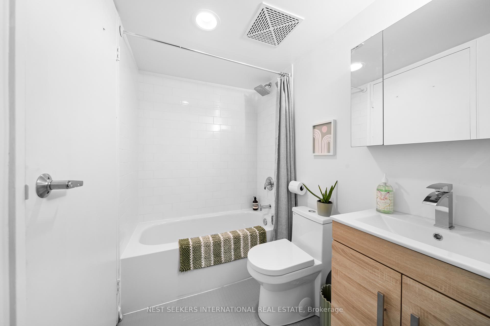 2 Bedrooms Condo at 388 Richmond, Toronto For sale
