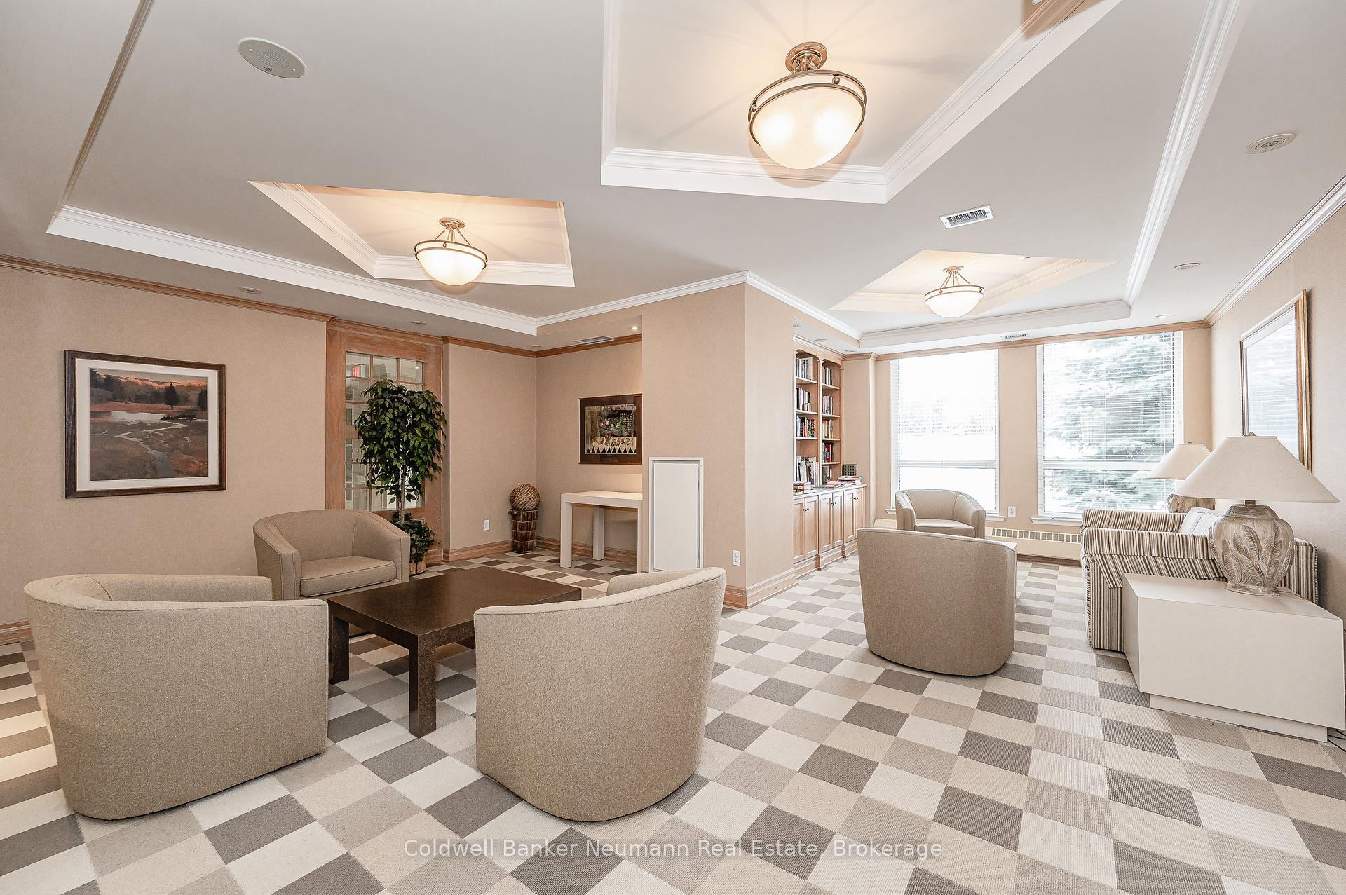 2 Bedrooms Condo at 60 Old Mill, Oakville For sale