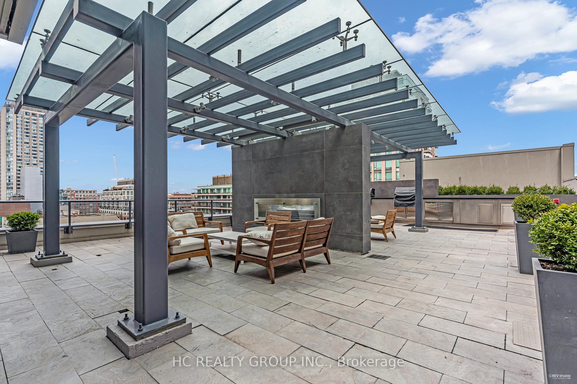 2 Bedrooms Condo at 88 Cumberland,  Toronto For sale