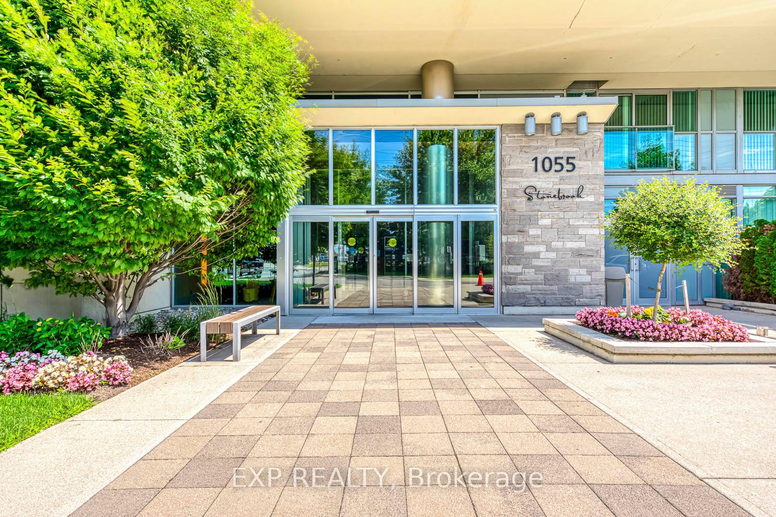 3 Bedrooms Condo at 1055 Southdown, Mississauga For sale