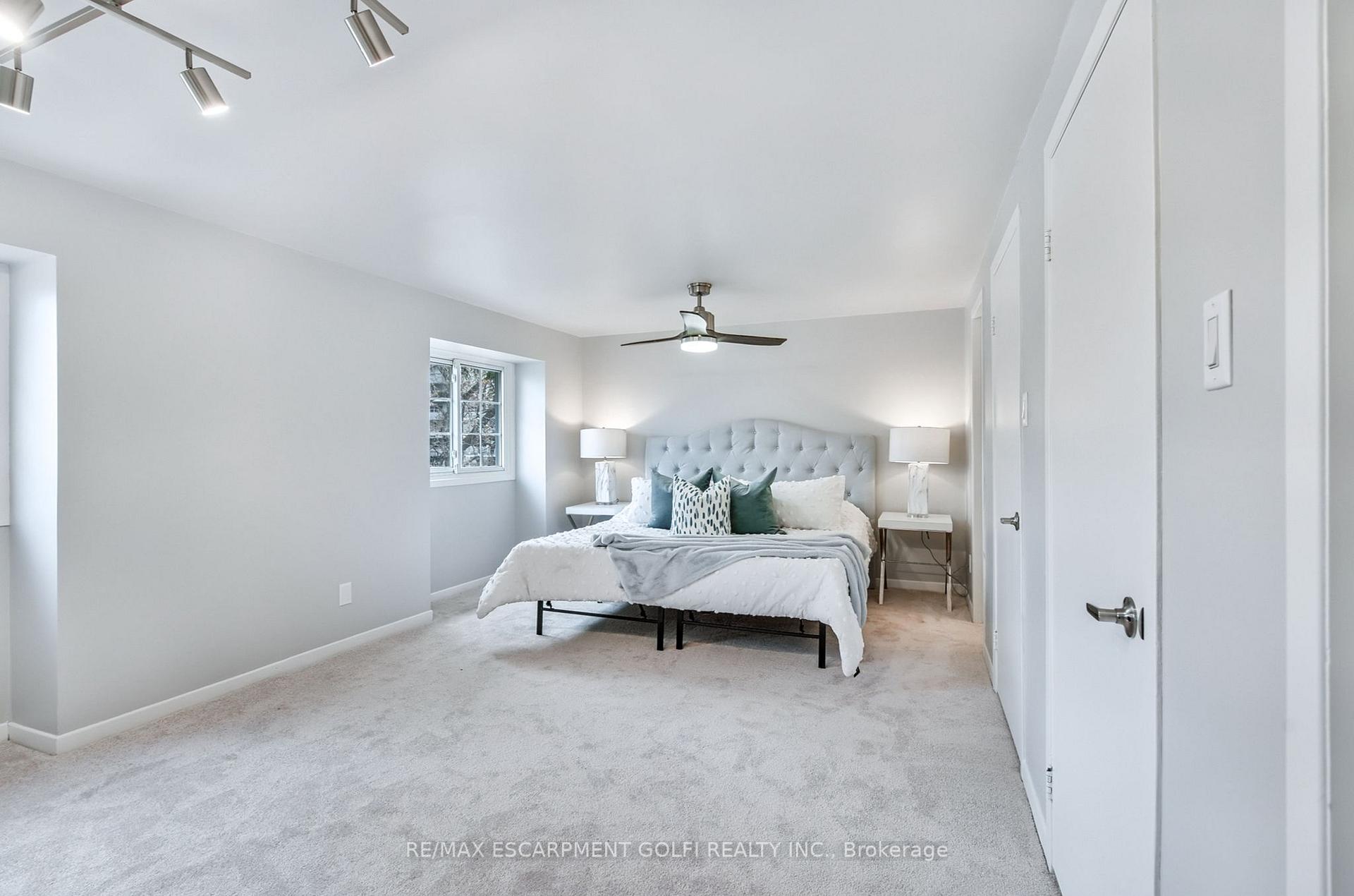 4 Bedrooms Condo at 3041 Glencrest,  Burlington For sale