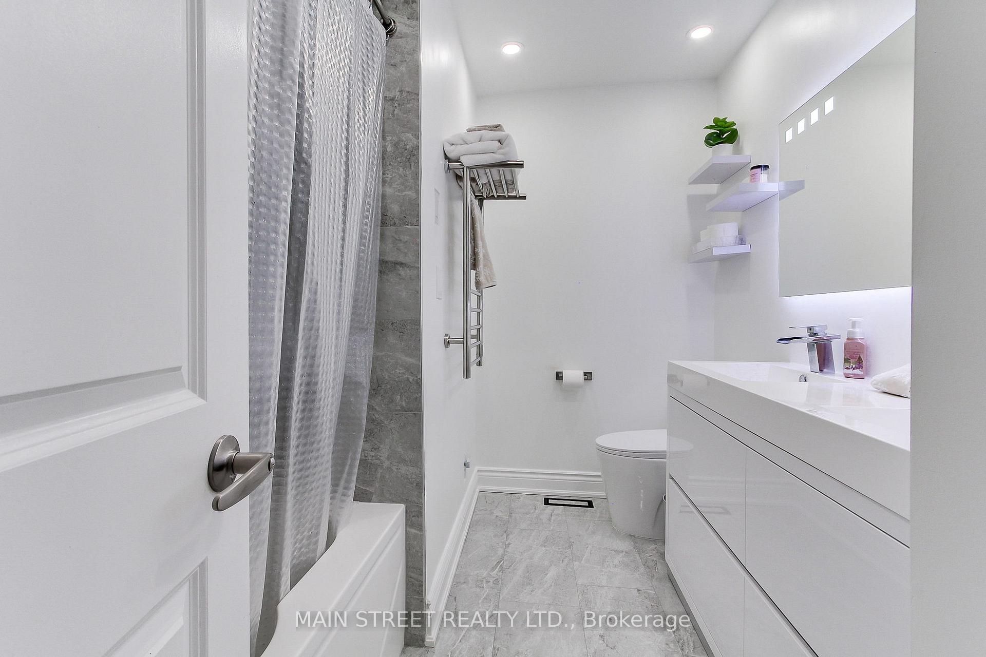 3 Bedrooms Condo at 725 Vermouth,  Mississauga For sale