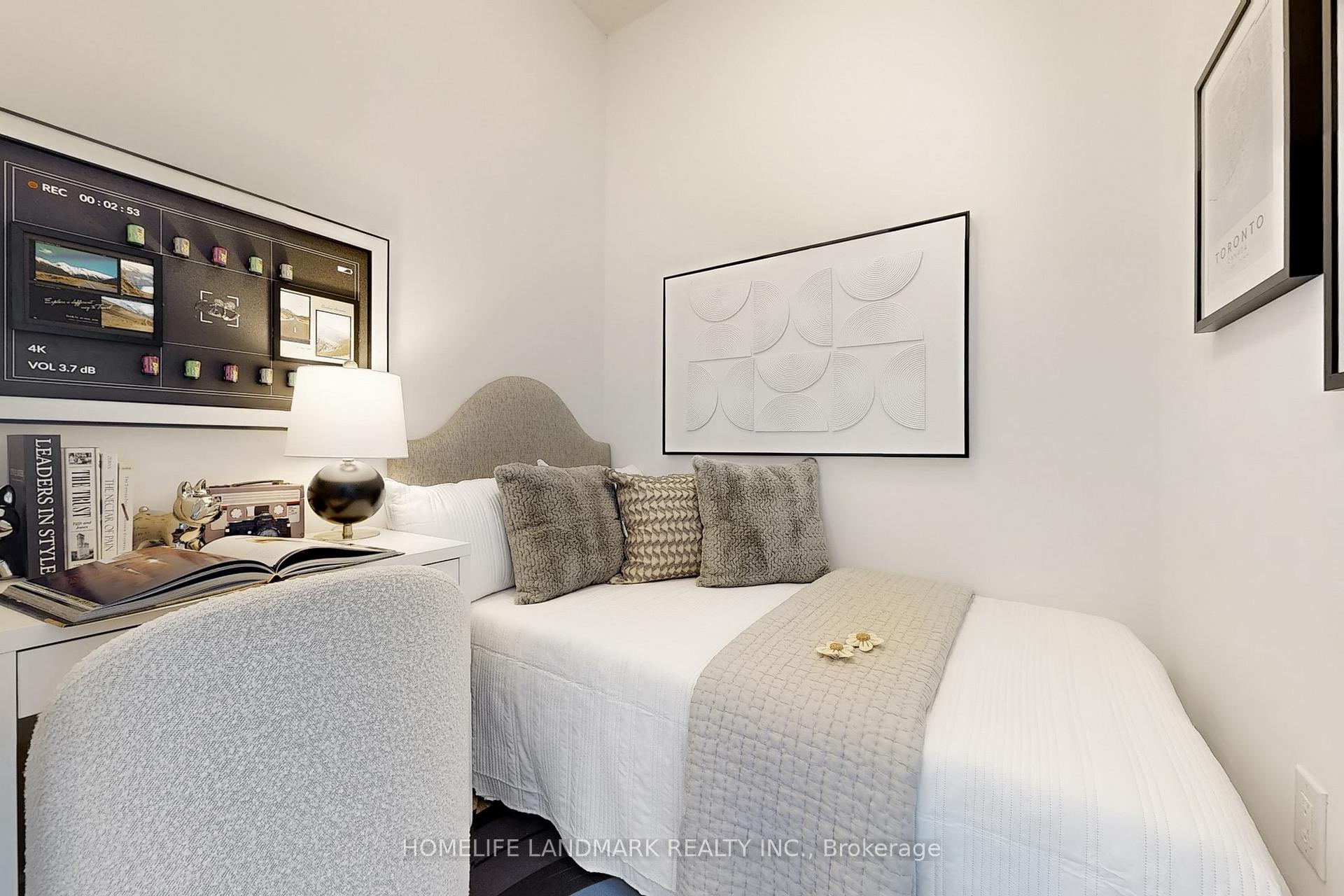 2 Bedrooms Condo at 60 Honeycrisp, Vaughan For sale
