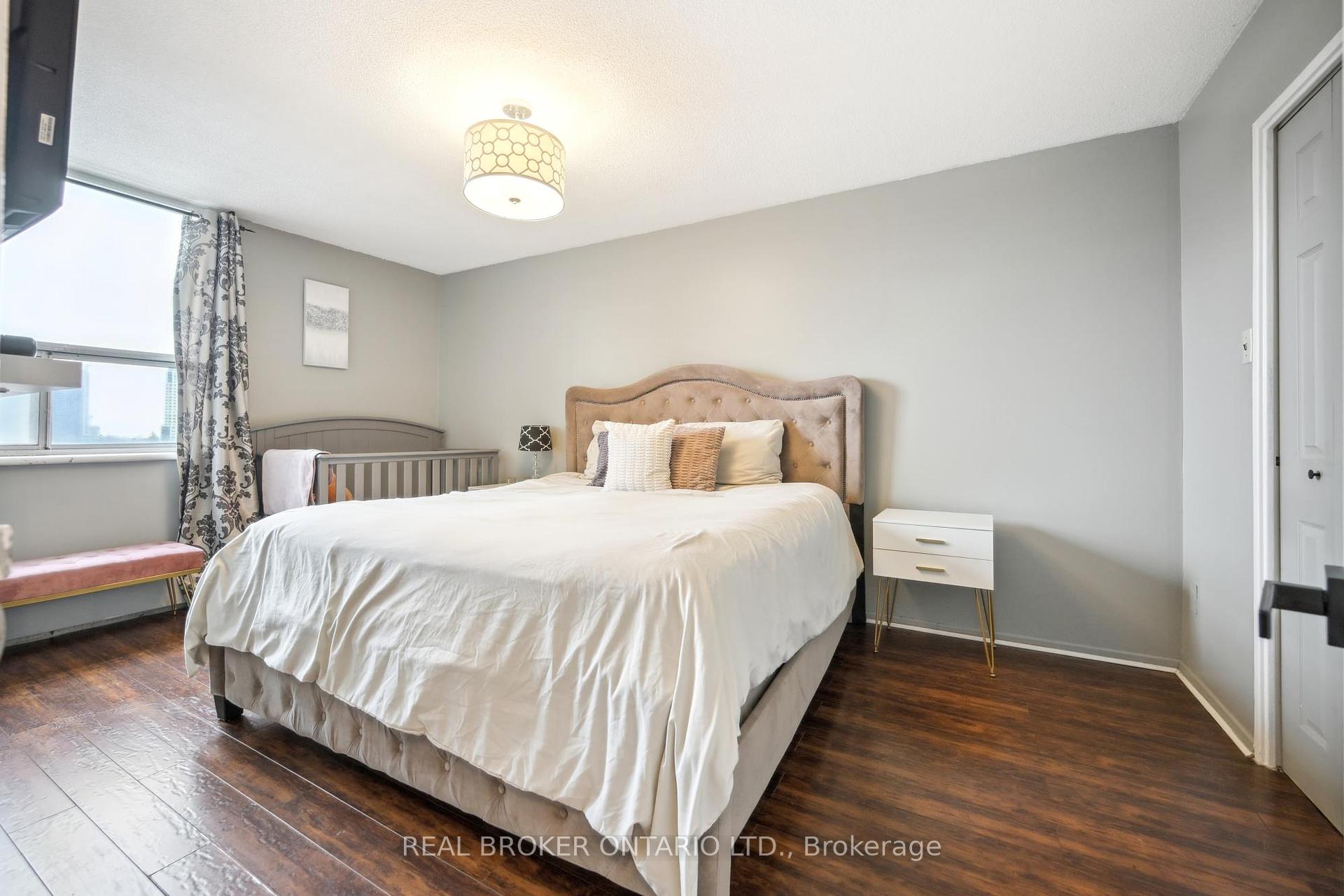 2 Bedrooms Condo at 451 The West Mall, Toronto For sale