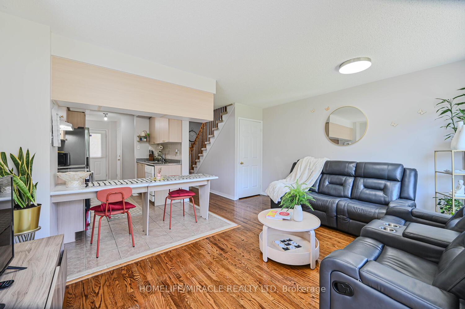 2 Bedrooms Condo at 5255 Guildwood, Mississauga For sale