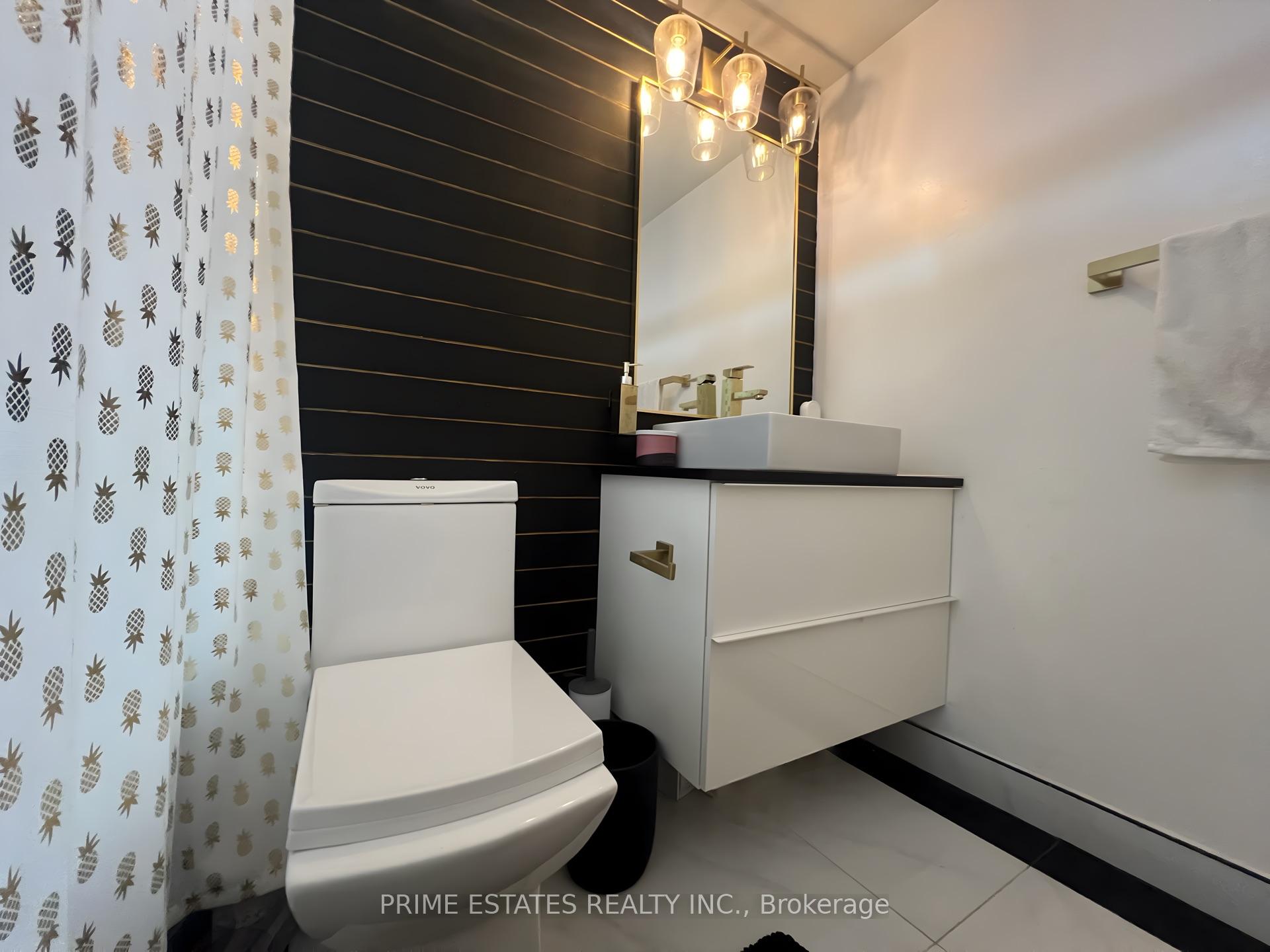 2 Bedrooms Condo at 70 Town Centre,  Toronto For sale