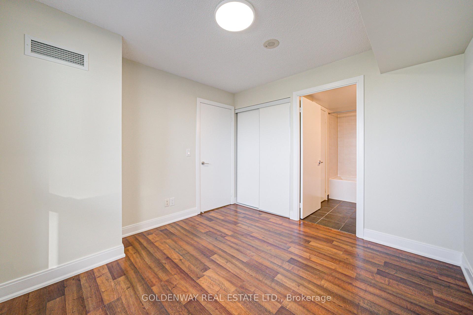 1 Bedroom Condo at 125 Village Green,  Toronto For sale