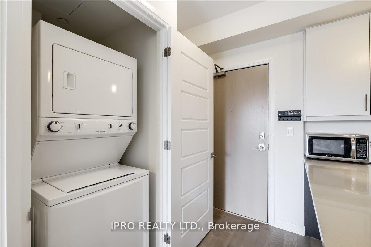 2 Bedrooms Condo at 3028 Creekshore, Oakville For sale