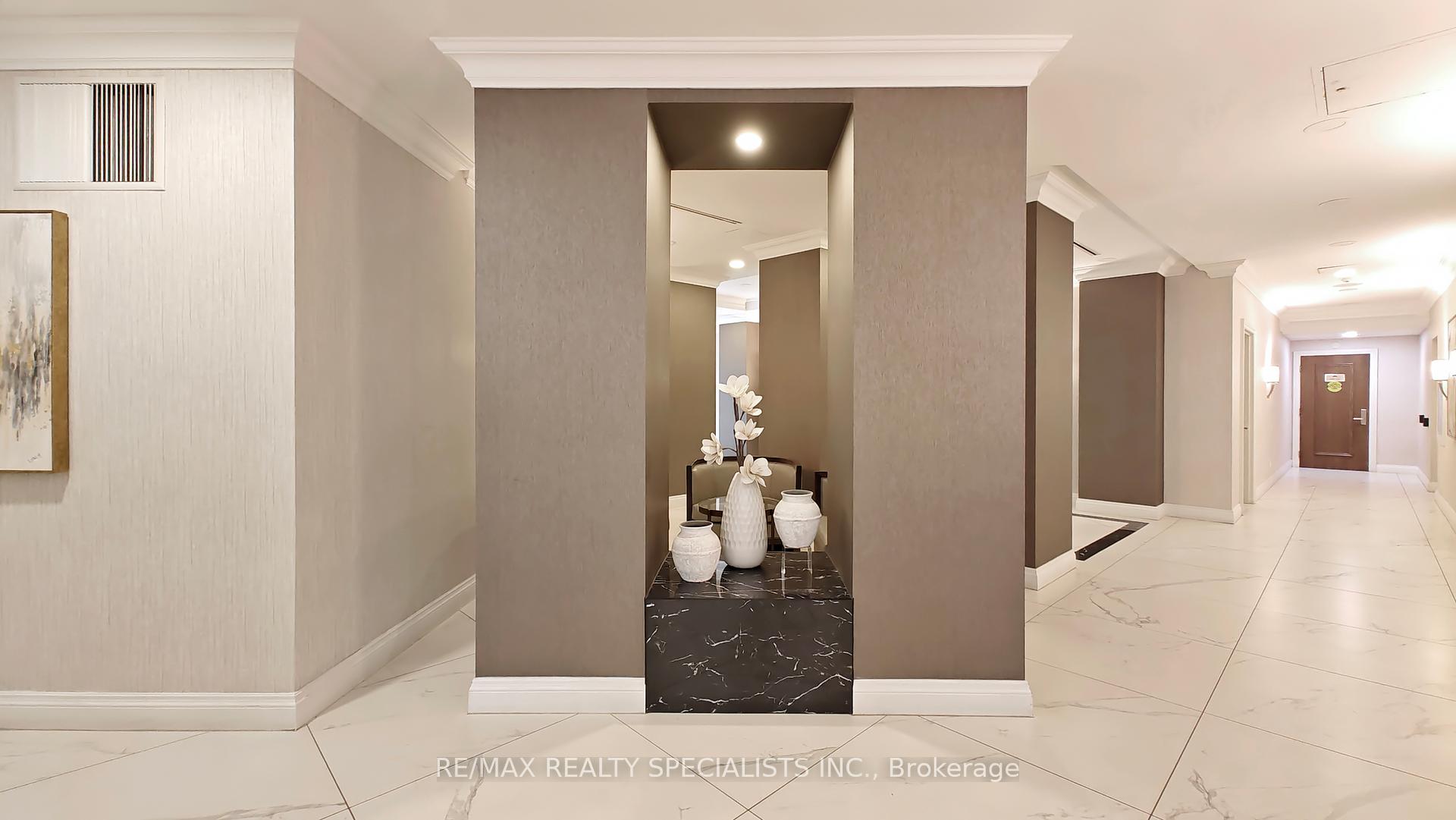 2 Bedrooms Condo at 45 Kingsbridge Garden, Mississauga For sale