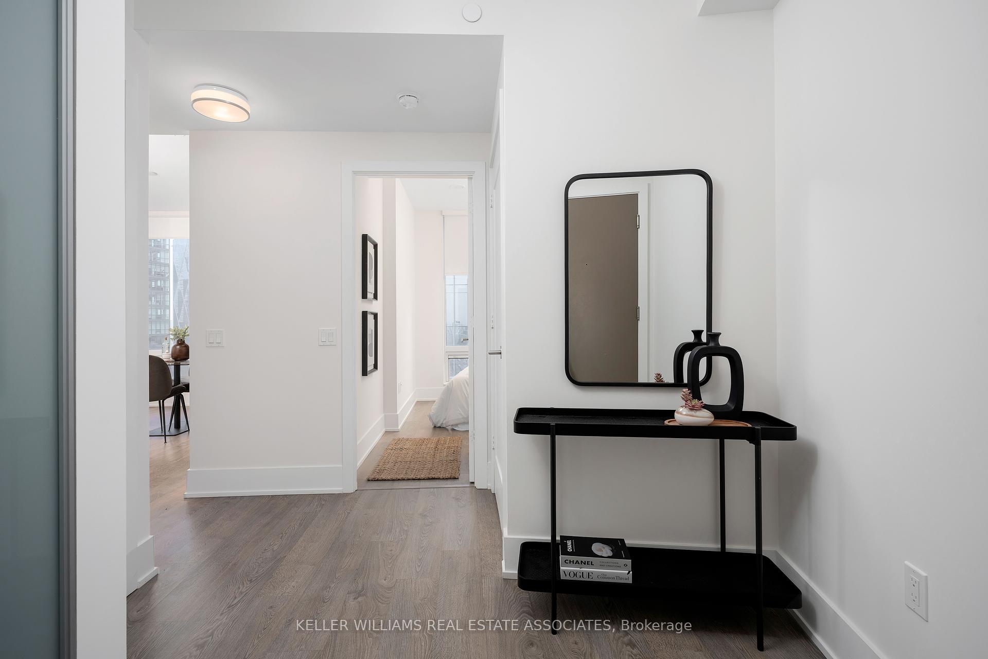 2 Bedrooms Condo at 10 York, Toronto For sale