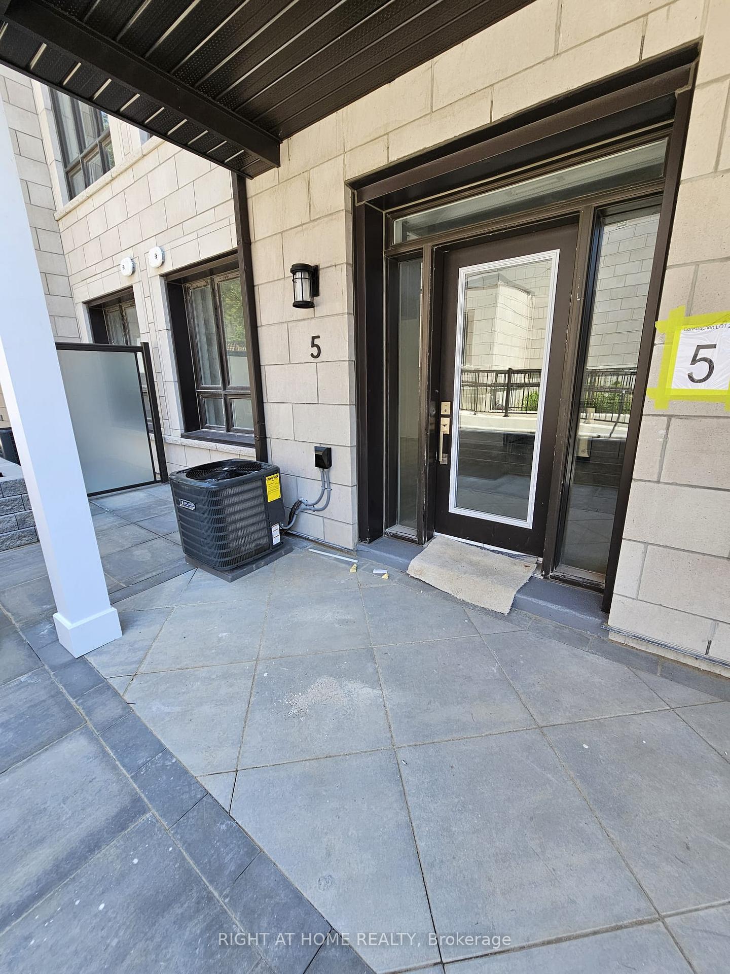 3 Bedrooms Condo at 4017 Hickory, Mississauga For sale