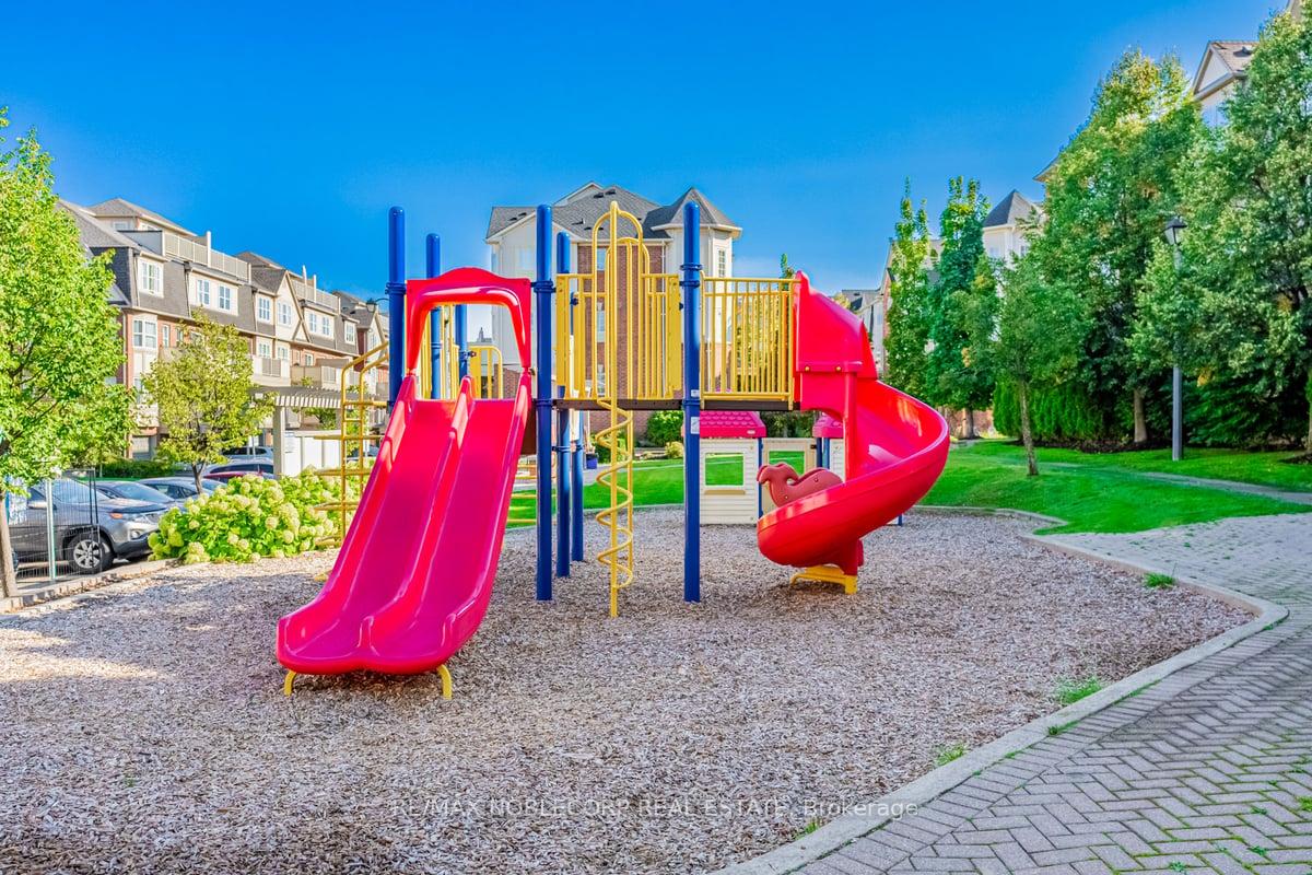 3 Bedrooms Condo at 613 Dundas,  Mississauga For sale