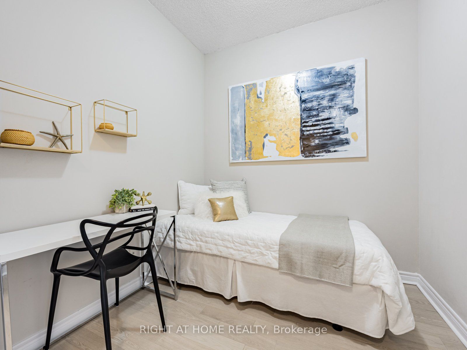 2756 Old Leslie Street, #811