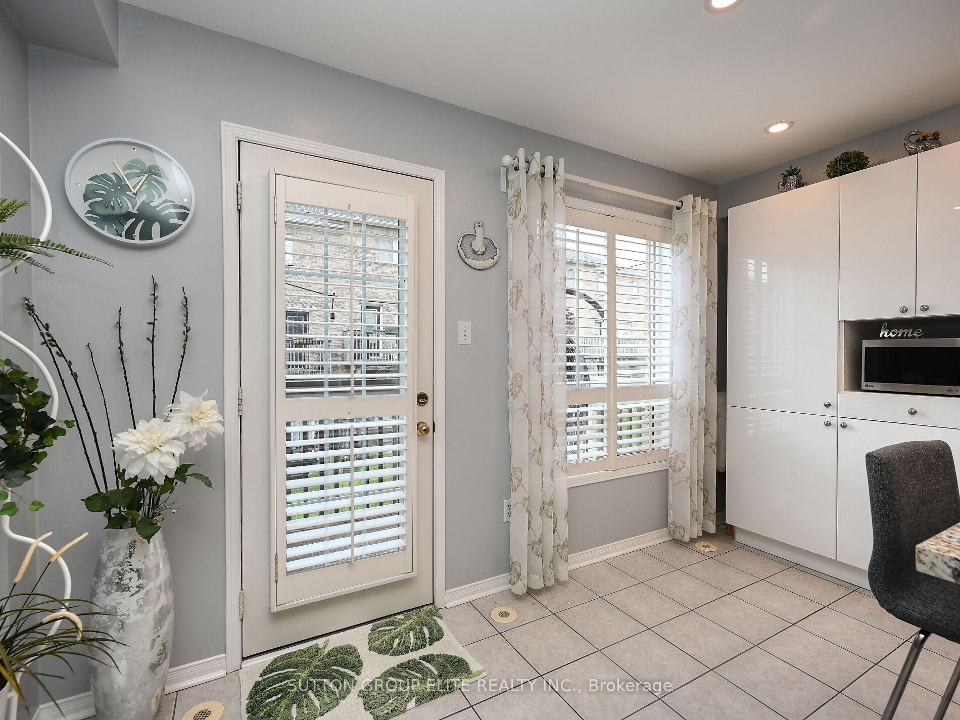3 Bedrooms Condo at 601 Shoreline, Mississauga For sale