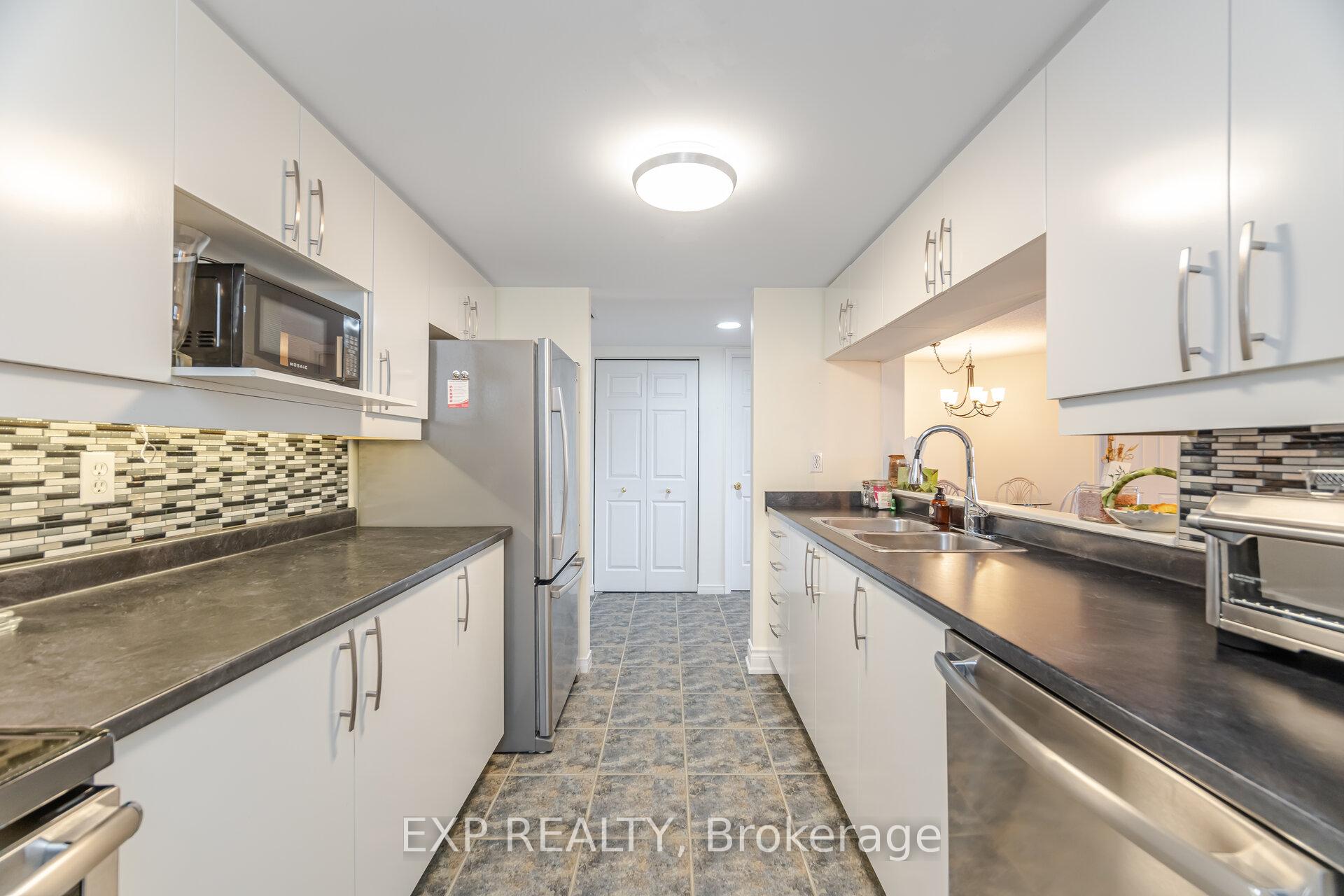 2 Bedrooms Condo at 216 Plains, Burlington For sale