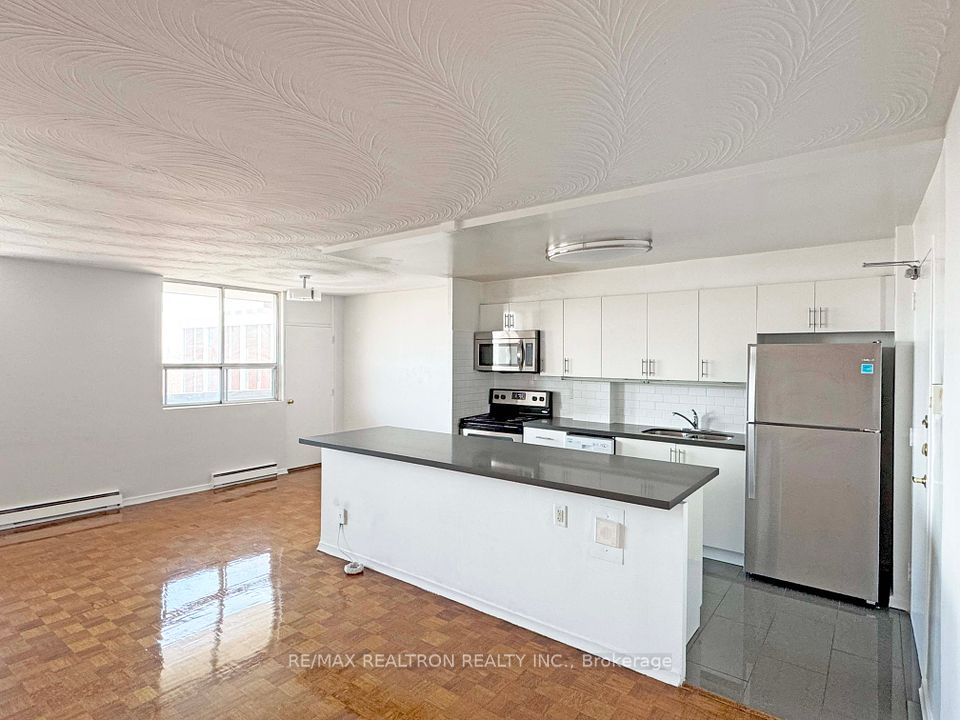 525 Eglinton