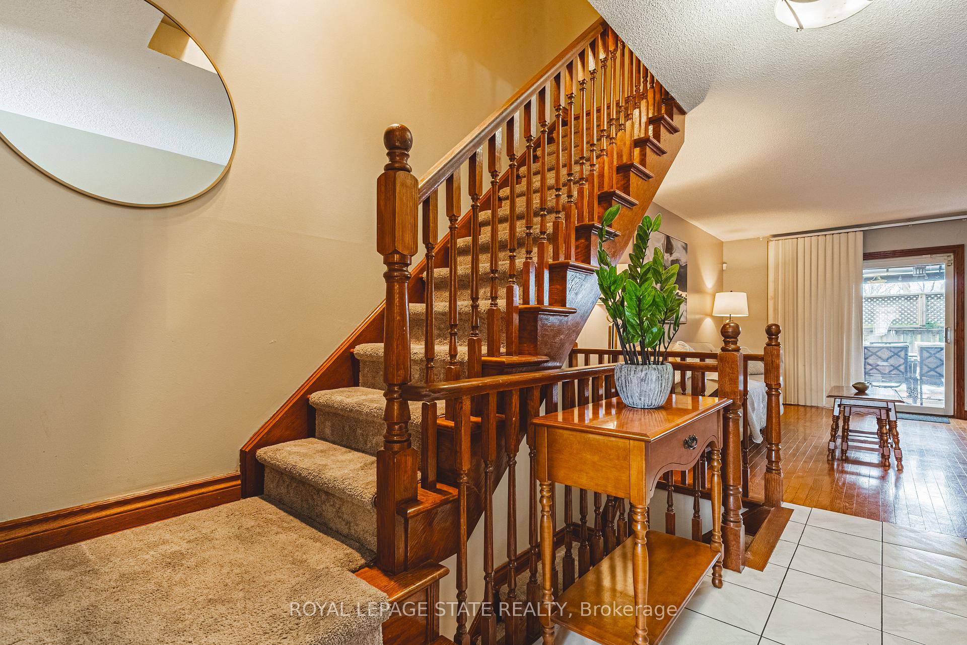 3 Bedrooms Condo at 100 Quigley, Hamilton For sale